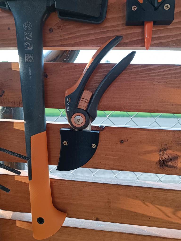 Fiskars Plus Bypass P521 pruner wall bracket