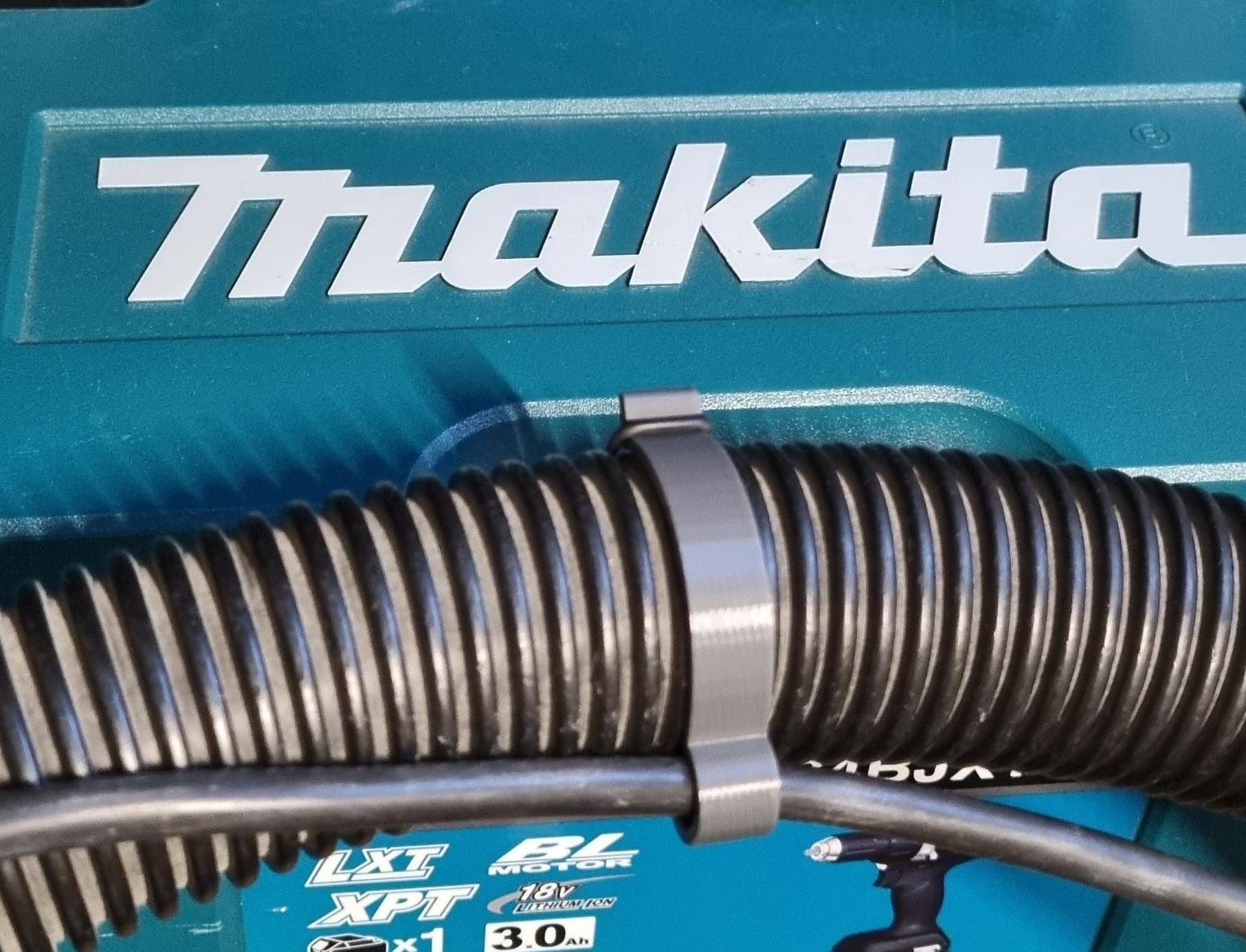 Kabelklemme für Staubsaugerschlauch Vacuum hose cable clip