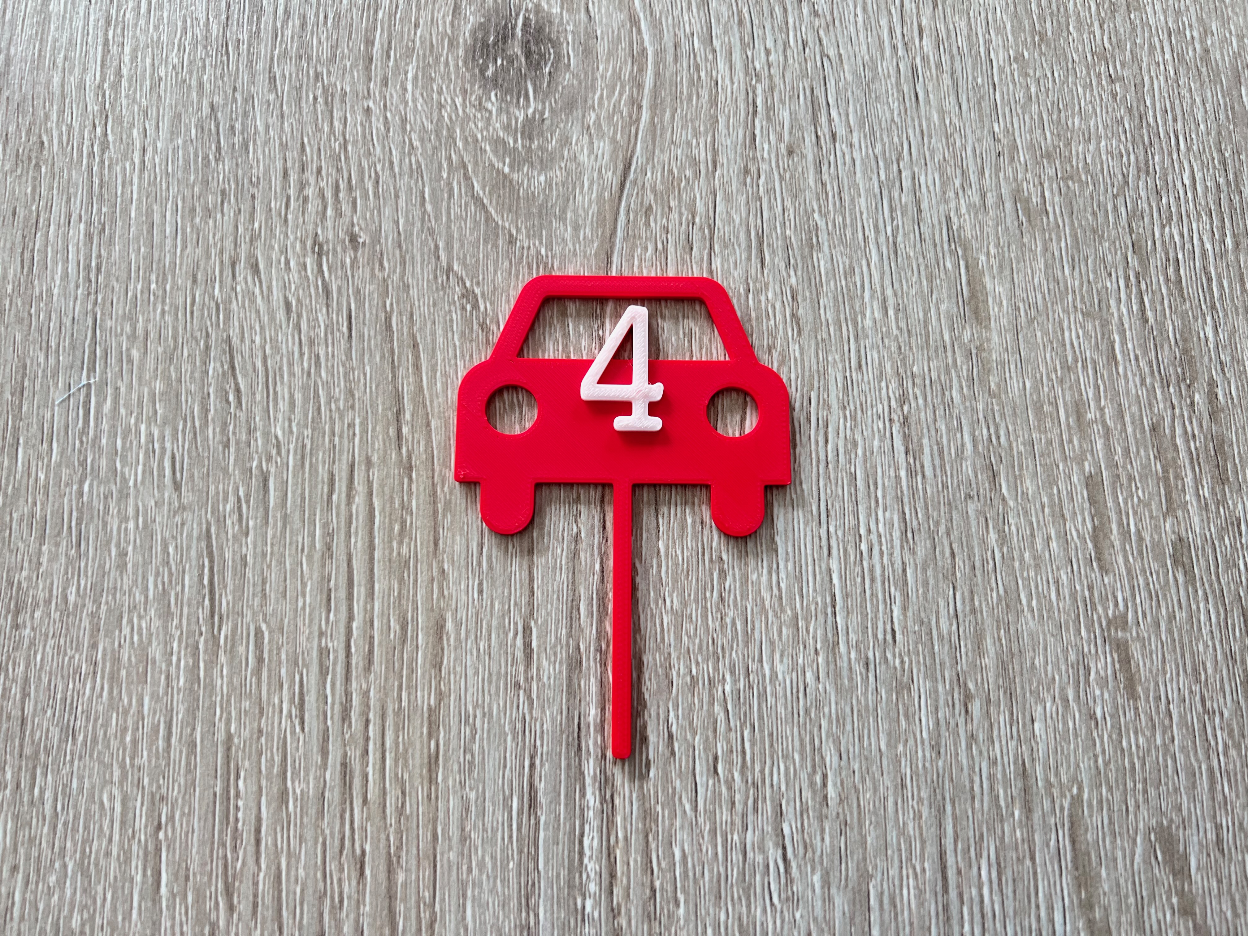 4 year old car cake decorations / Décor de gâteau voiture 4 ans