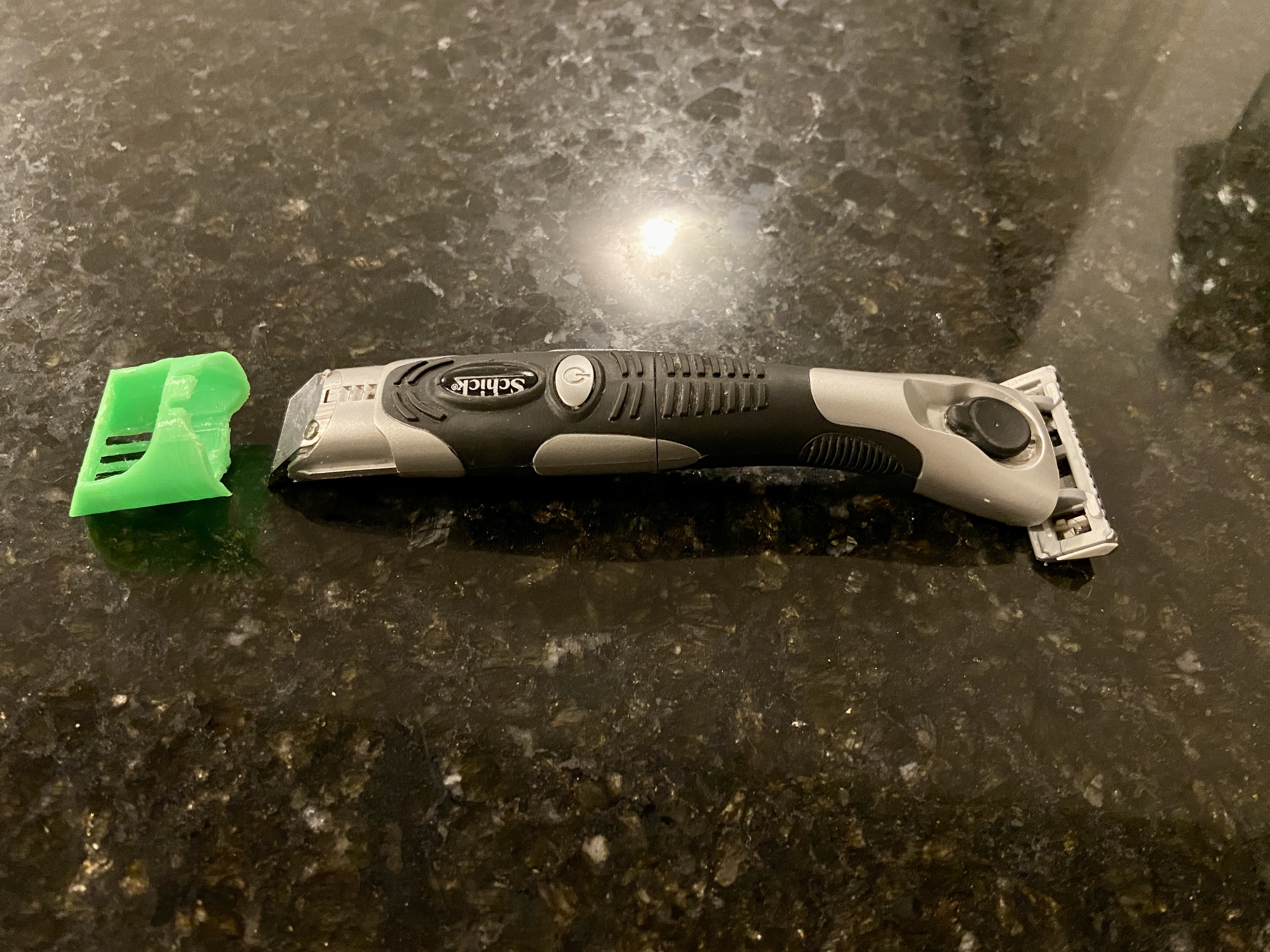 Adjustable comb for Schick Quattro Titanium razor with trimmer.