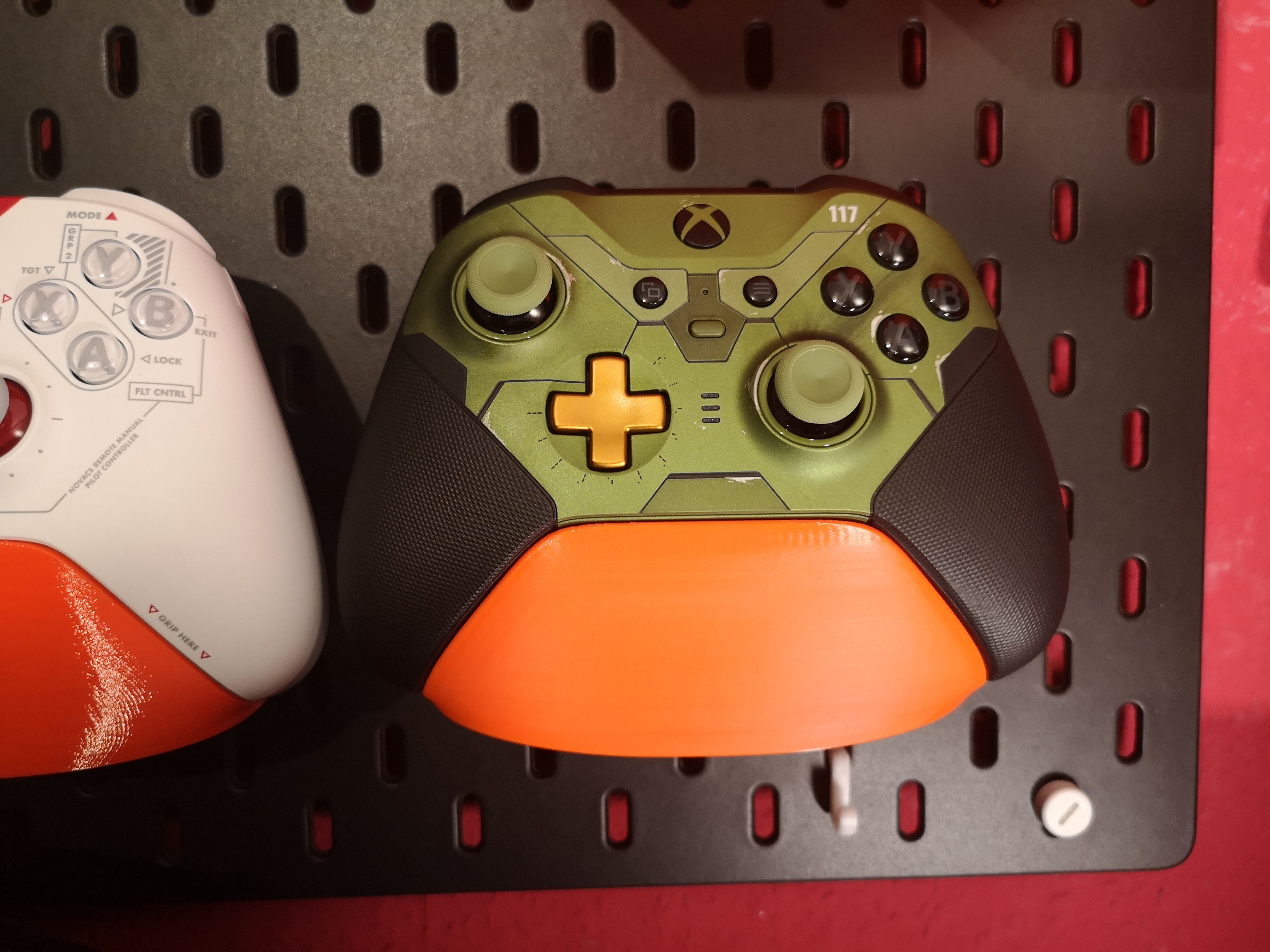 Minimalistic Xbox Elite Series 2 Controller Stand for Skadis (Supports Scuf Paddles)
