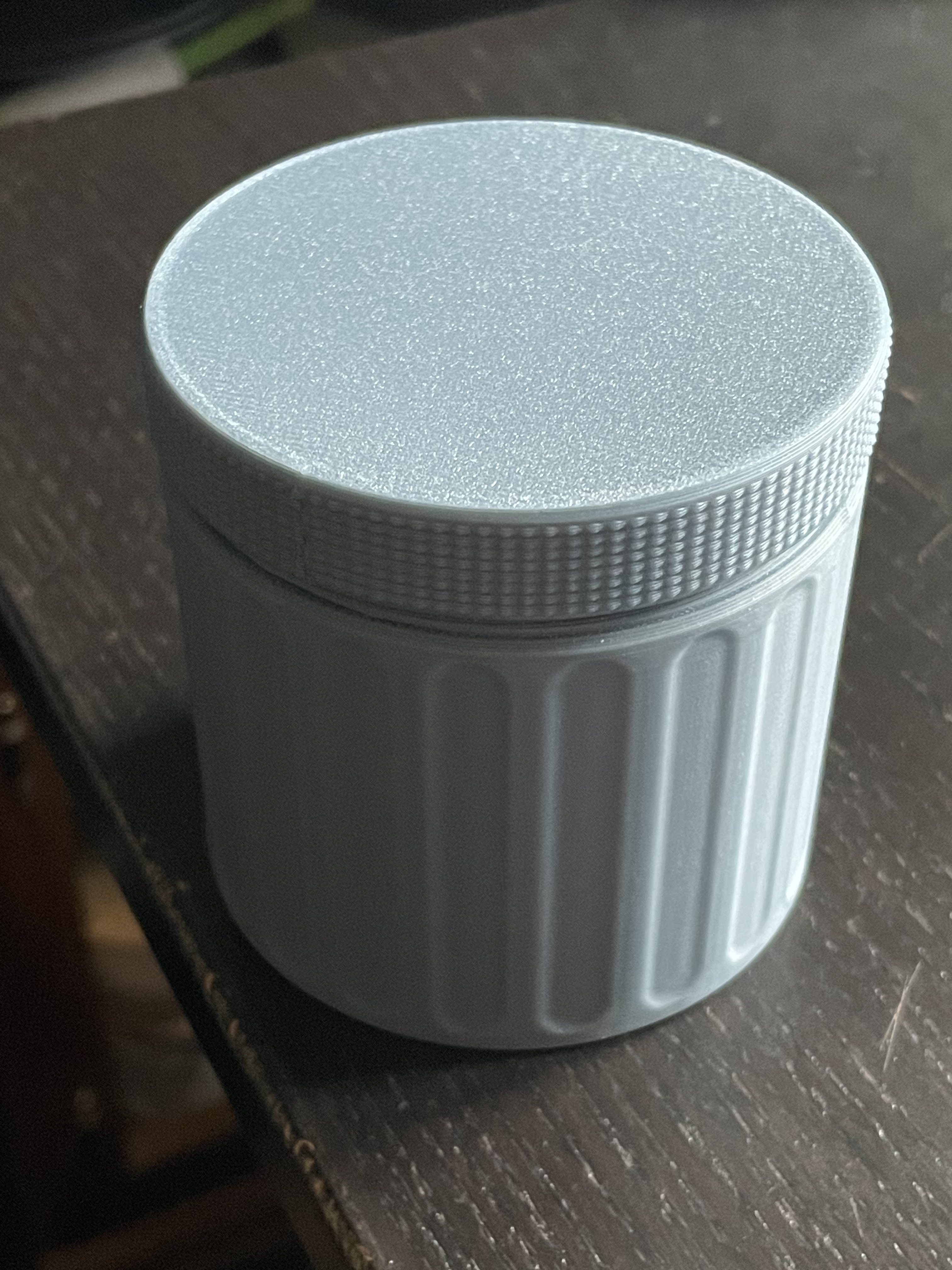 Simple pot with a screw-on lid / Simple pot avec un couvercle à visser