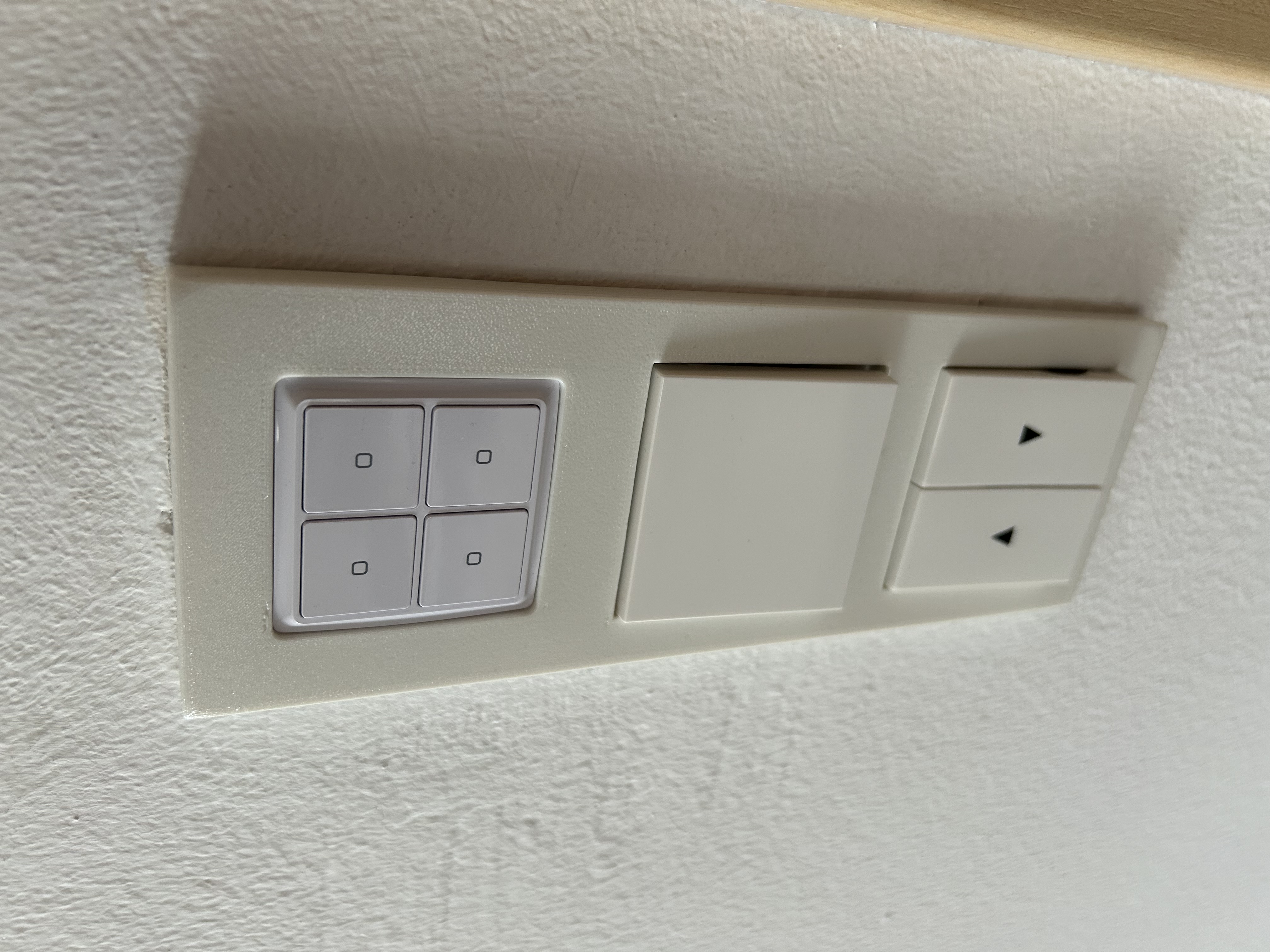 Shelly Wall Switch WS4 in 3er Gira 55 Rahmen