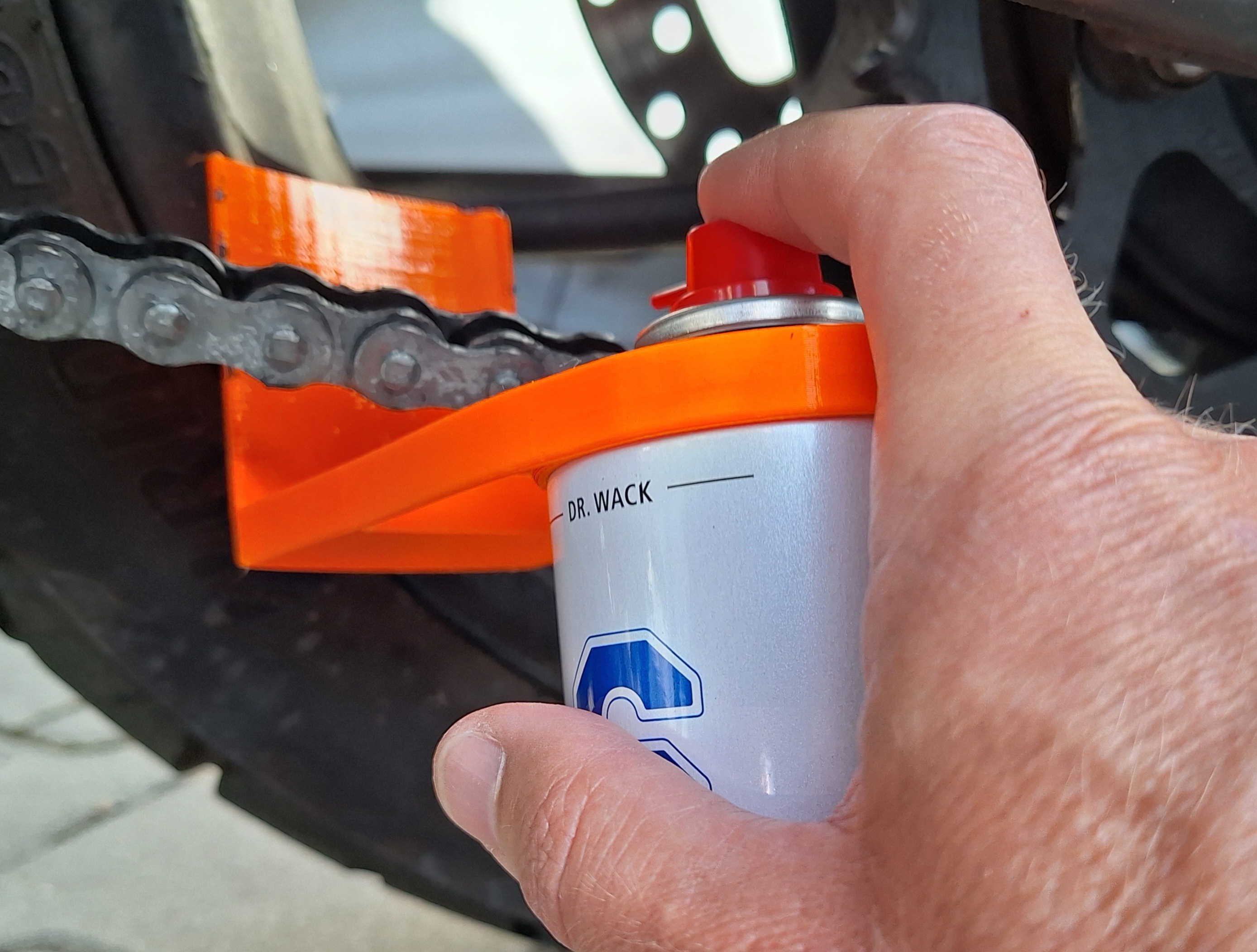 Chain lube spray shield