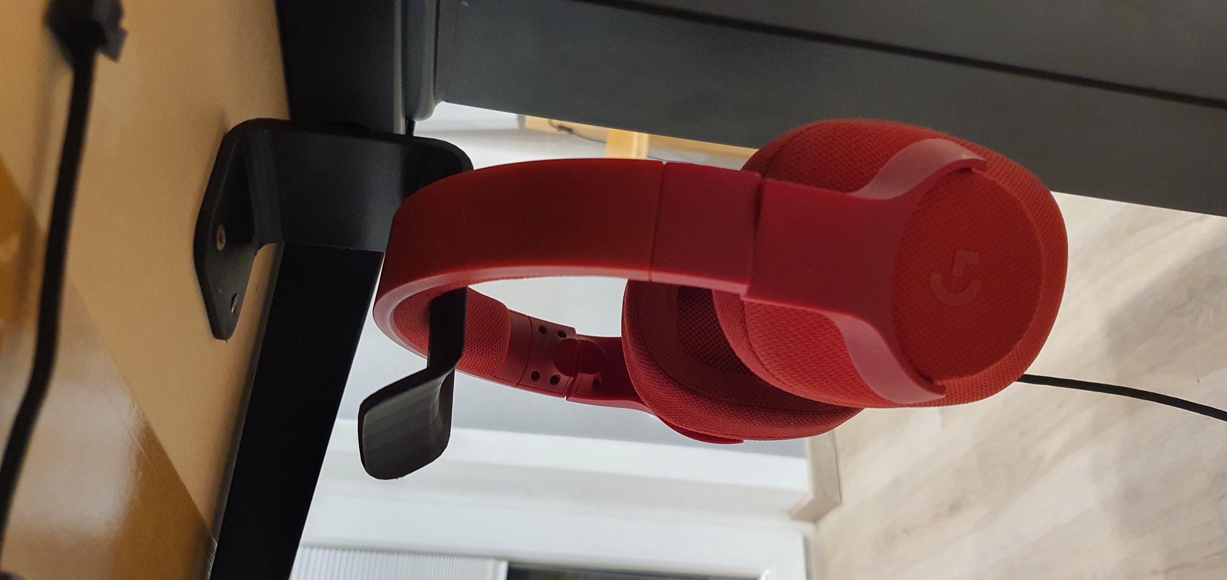 Curved headset holder to screw under desk. Gebogener Kopfhörer Halter für unter den Schreibtisch. NO SUPPORT NEEDED