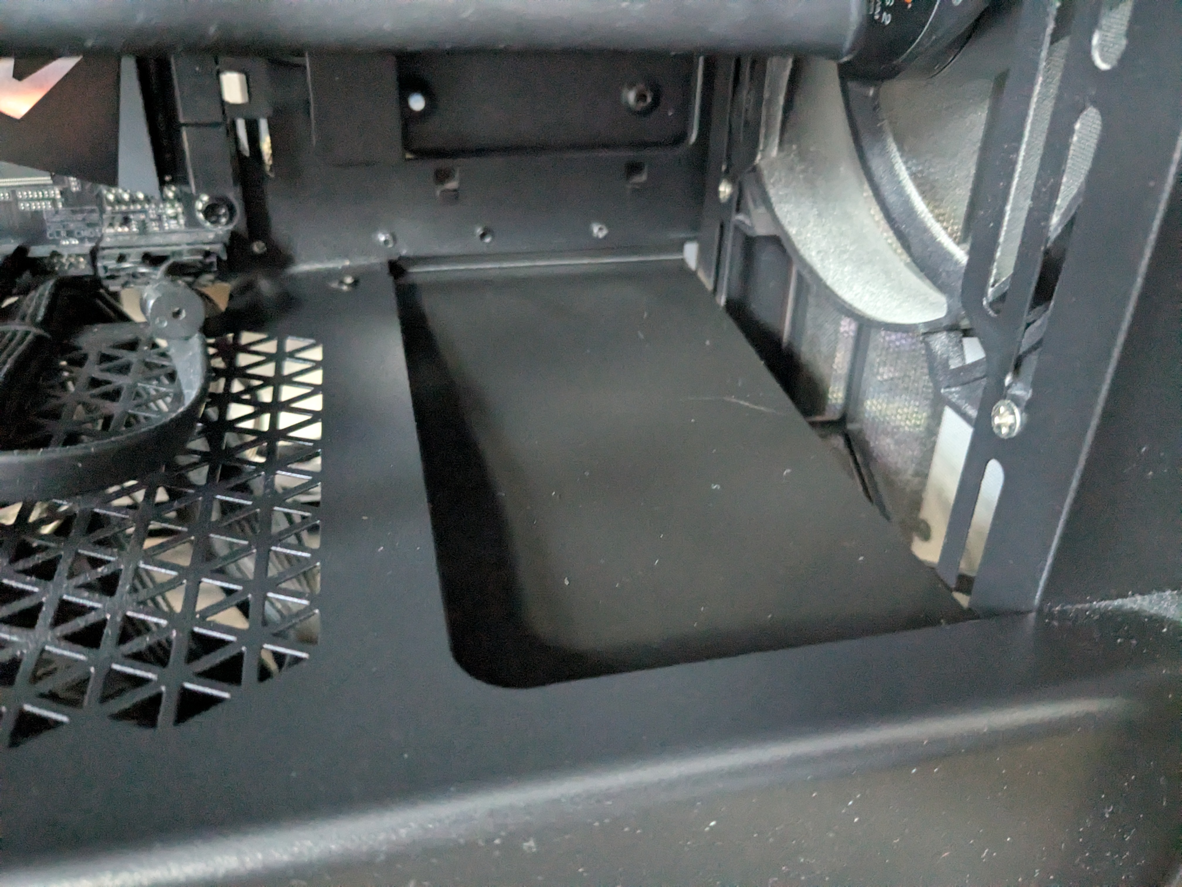 be quiet! Pure Base 500DX cosmetic cover panel replacing the HDD cage