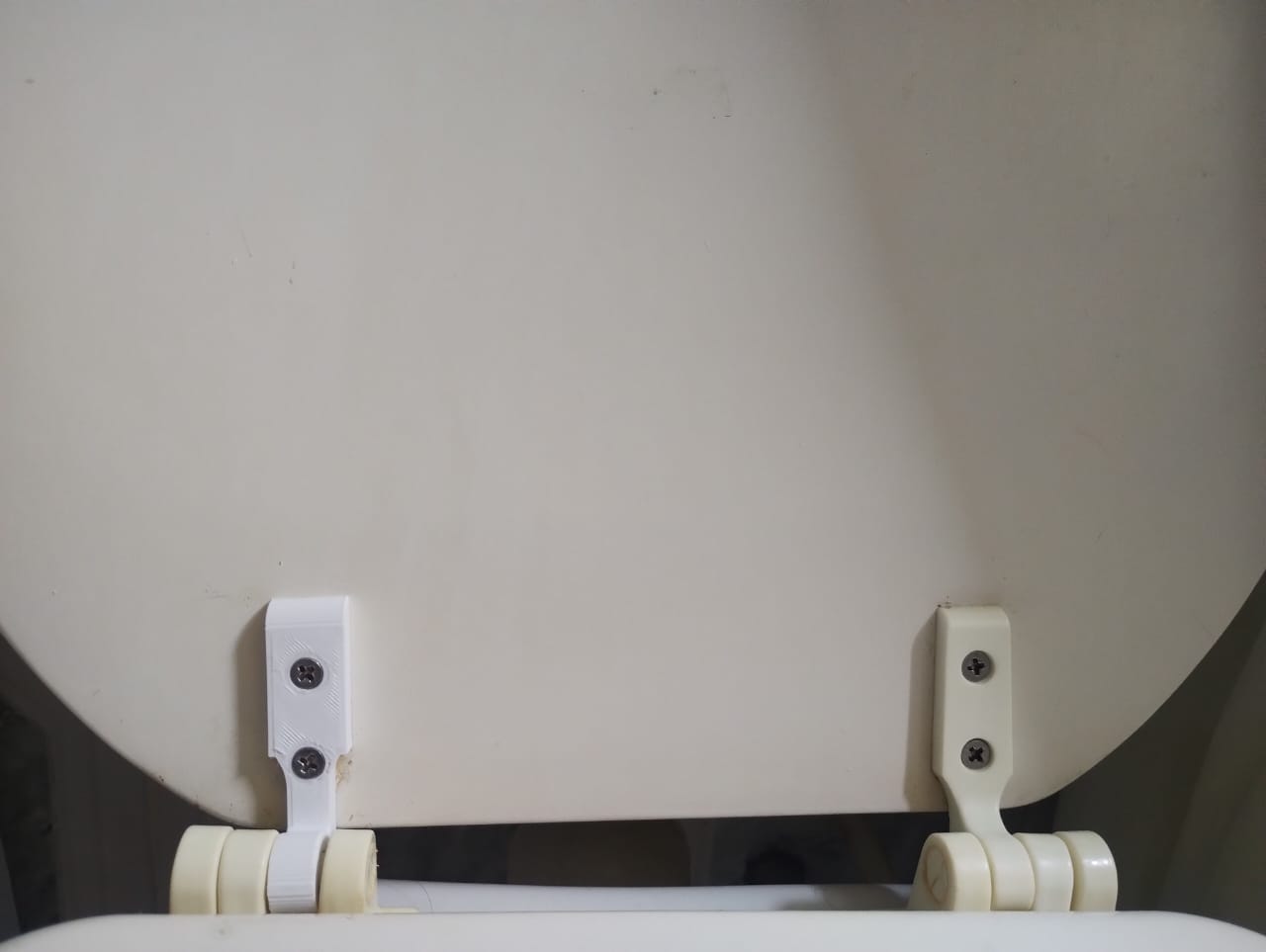Bisagra para tapa de baño de madera.