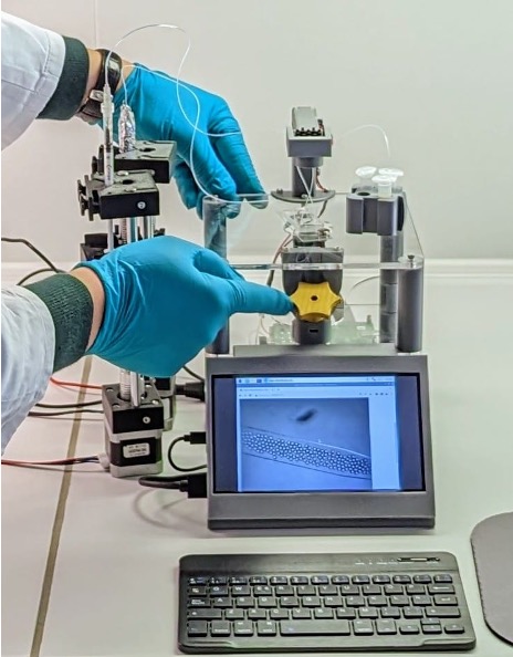 Strobe-enhanced microscopy stage