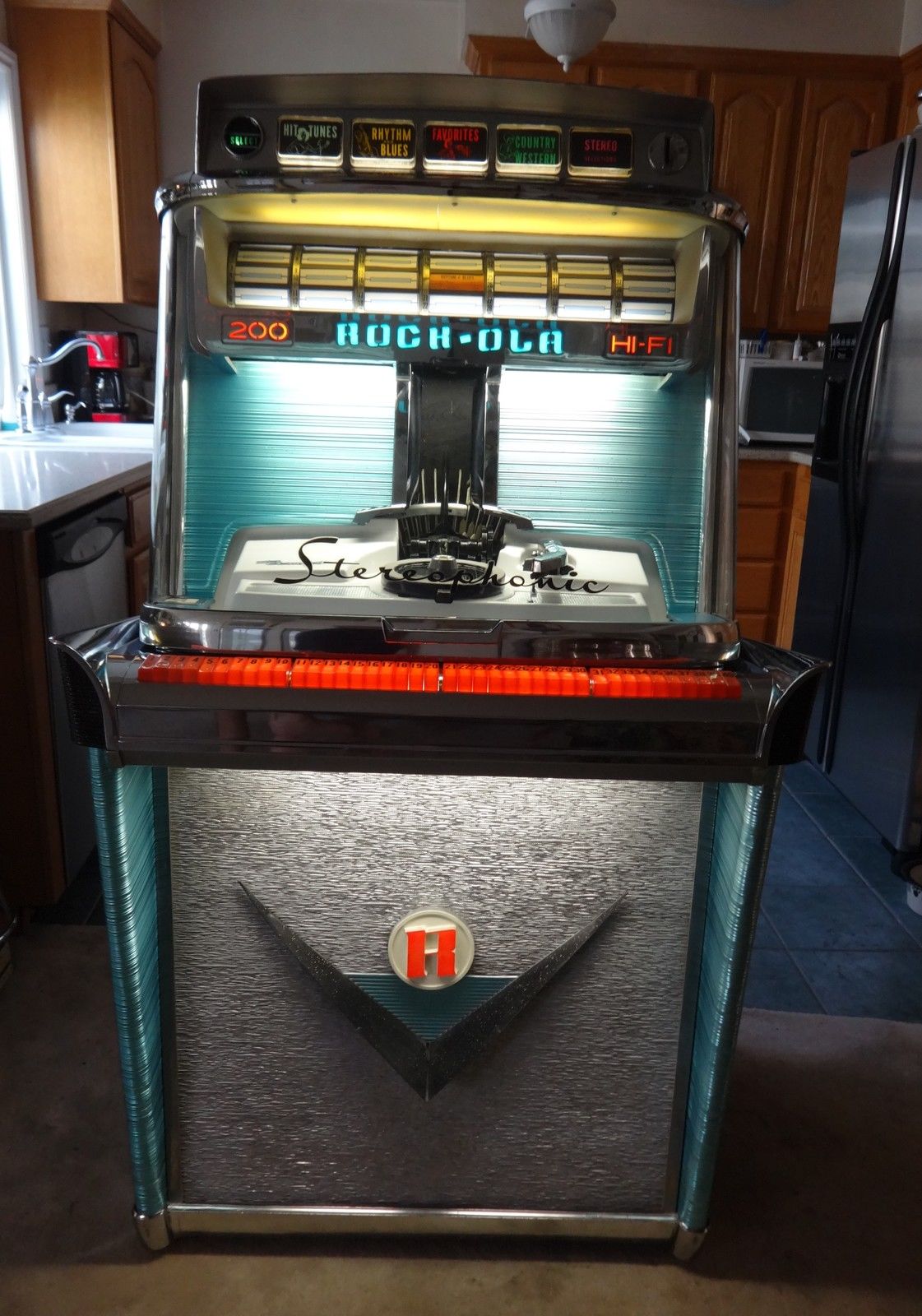 Central emblem of a 1959 Rockola 1475 ST stereo Jukebox.