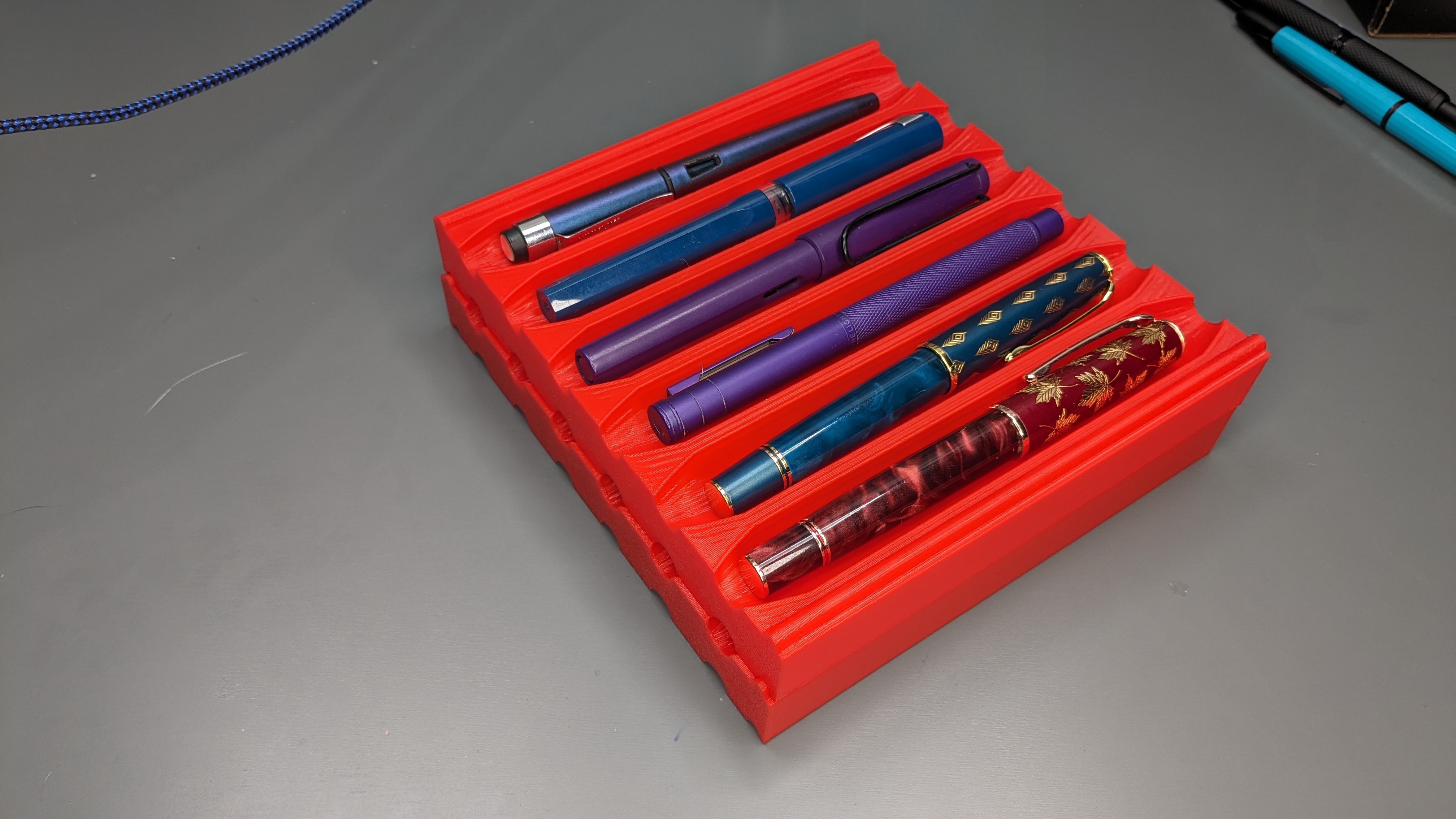 Stackable vase mode fountain pen trays