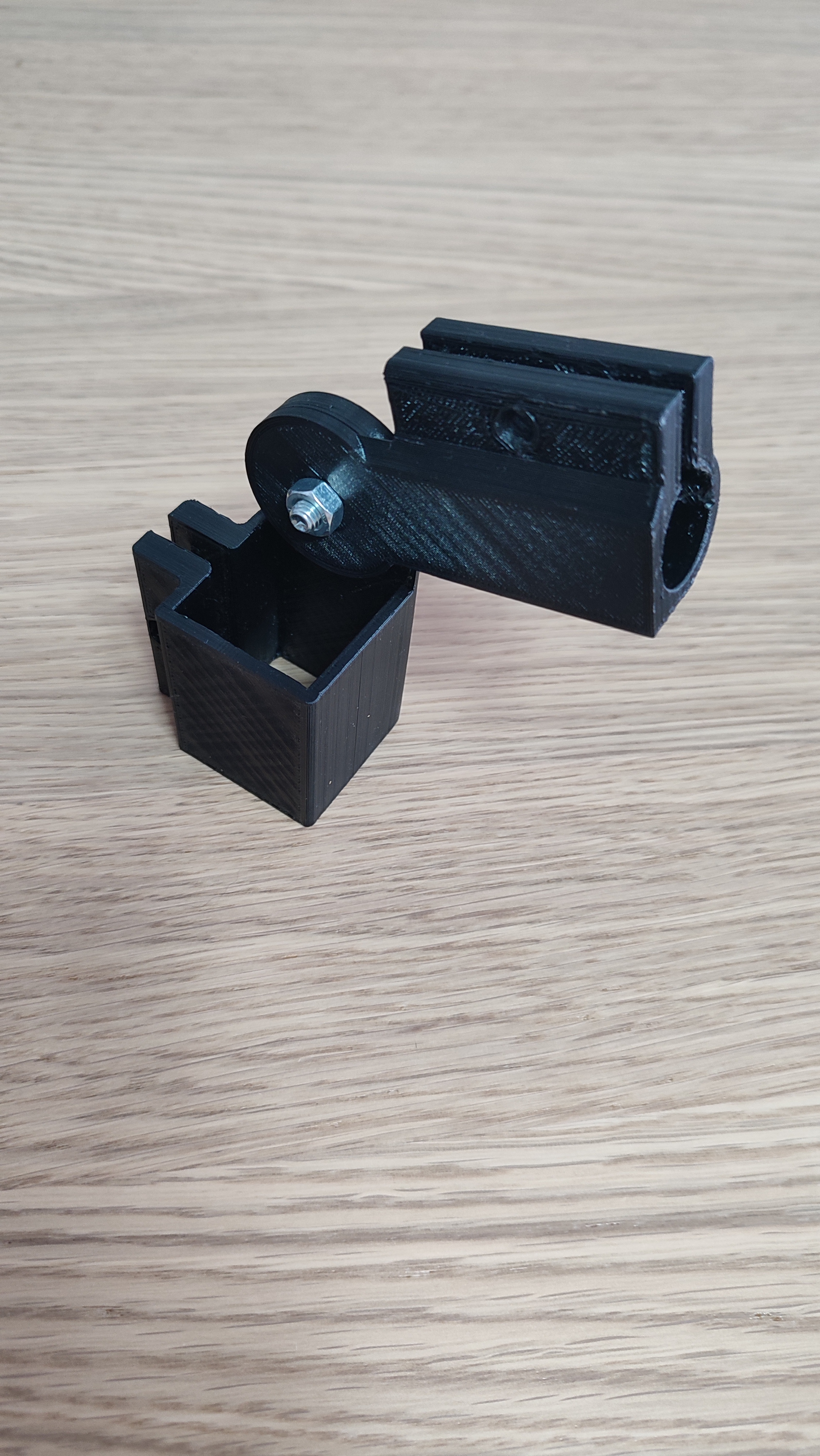 Adaptador articulado de tubo cuadrado de 20x20 mm a tubo redondo de 18 mm