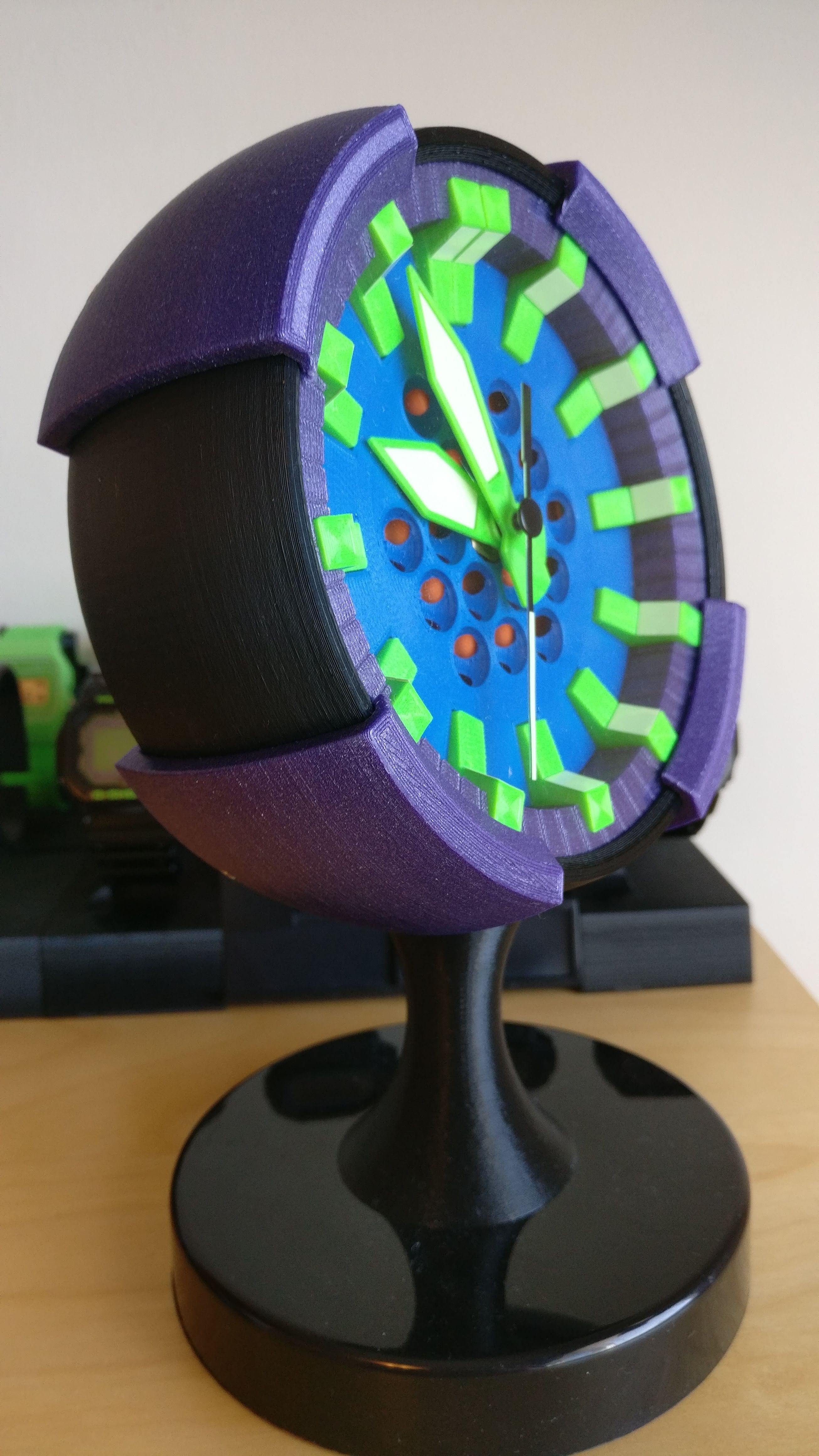 Mini clock for radio-controlled quartz analogue clock movement