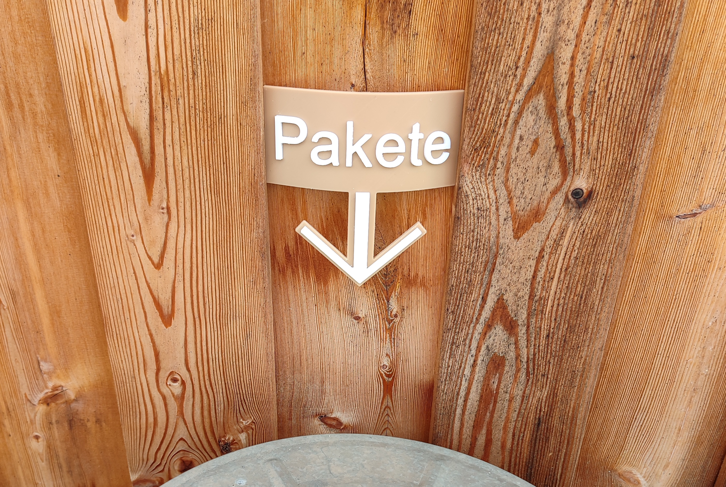 Paket / Pakete Schild mit Pfeil, Paketbox, Ablageort