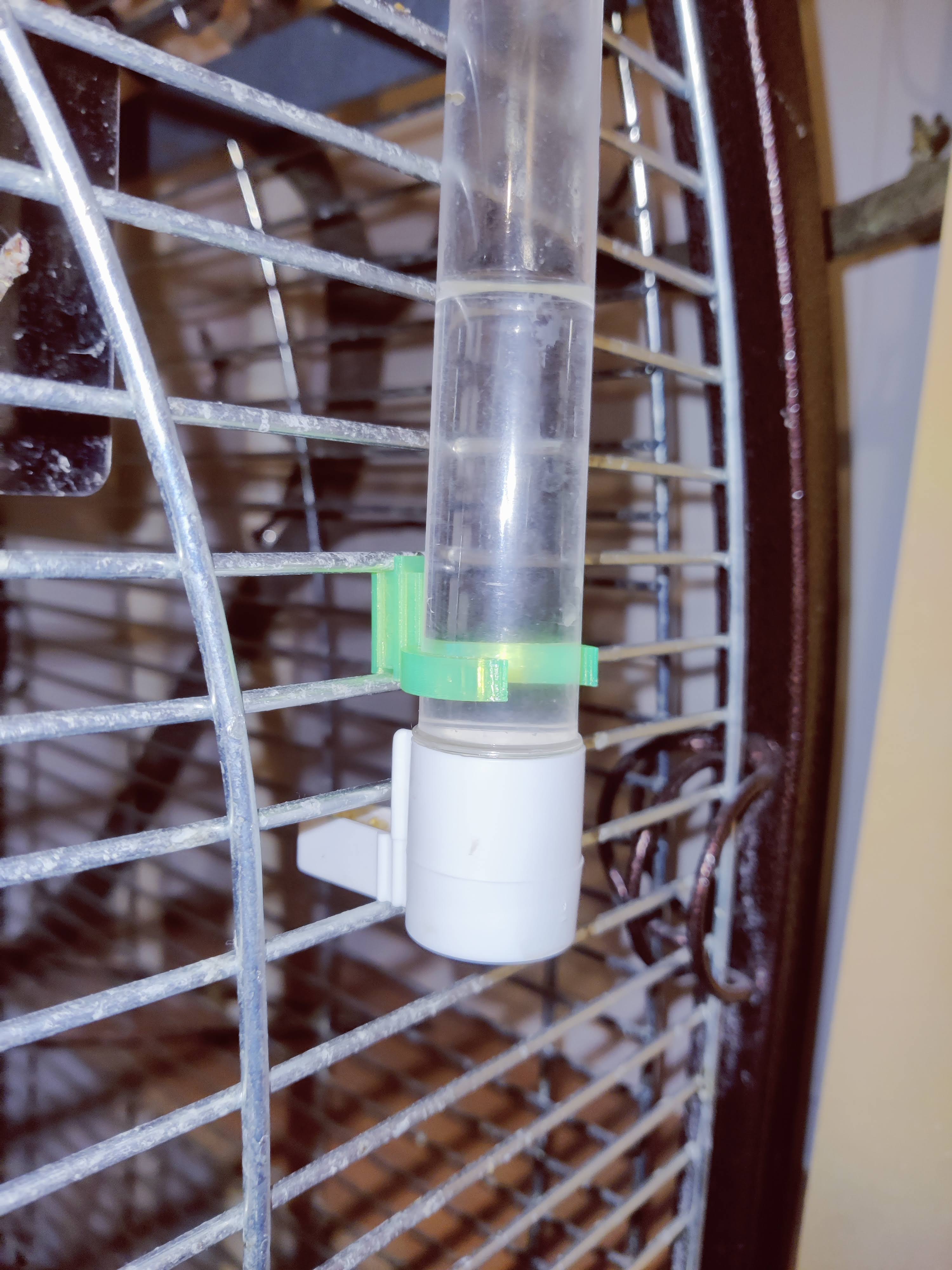 Water dispenser holder for a parrot cage / Držák na pítko pro papoušky