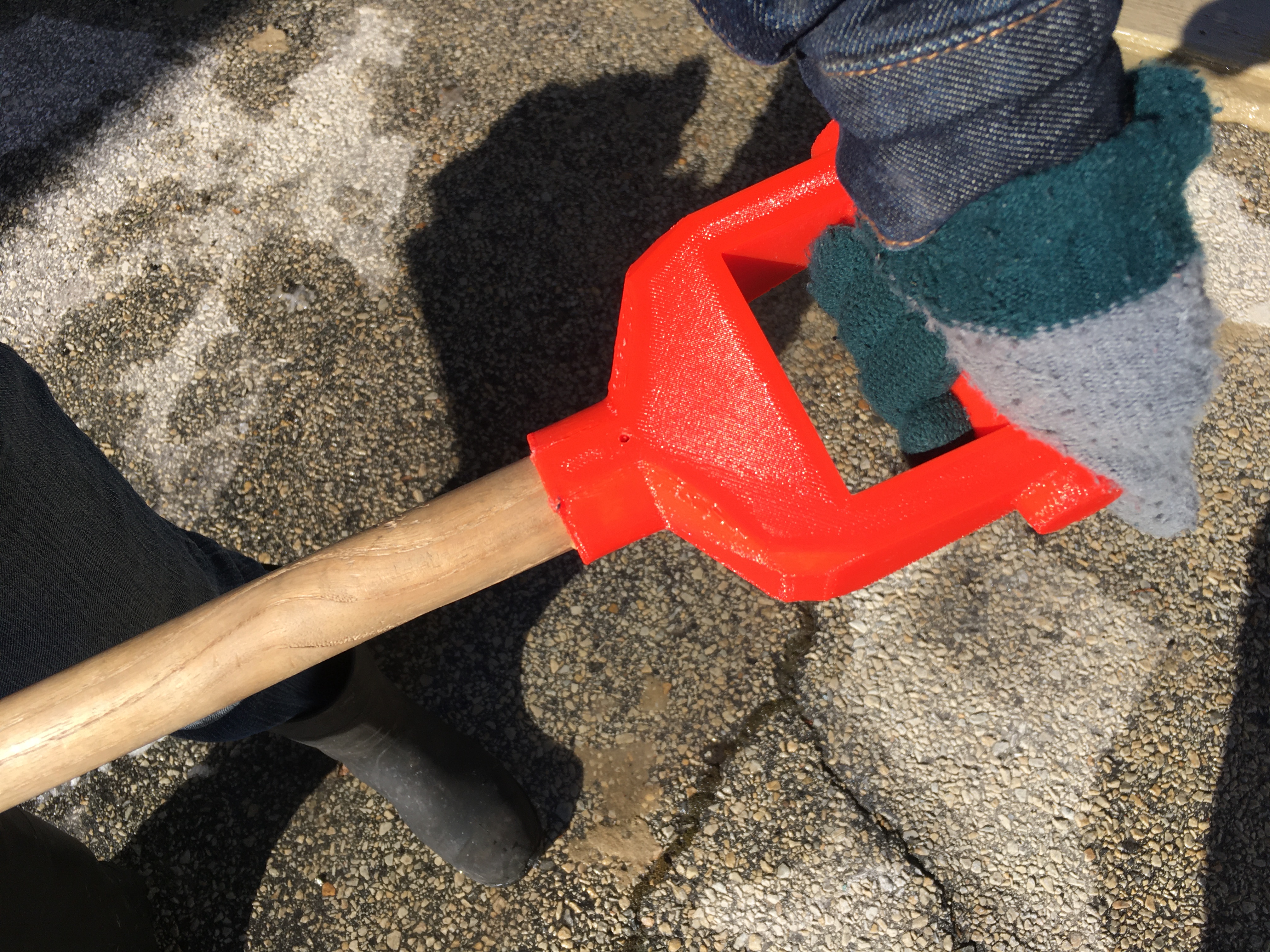 High durability replacement snow shovel handle for 29mm wood. remix with 30% plastic savings and better reliability.