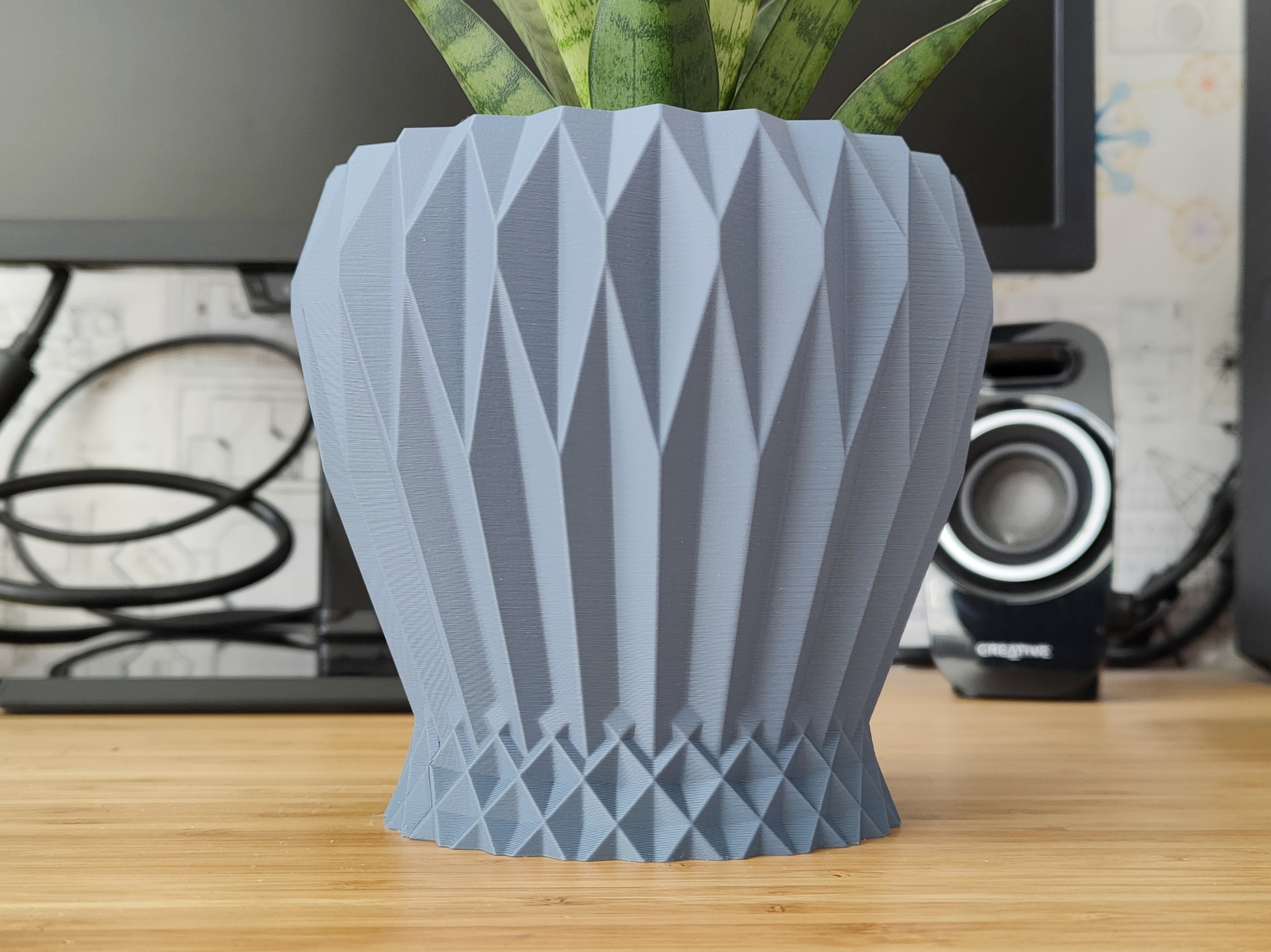 Dark Crystal Urn Plant pot and Planter - Vase mode design