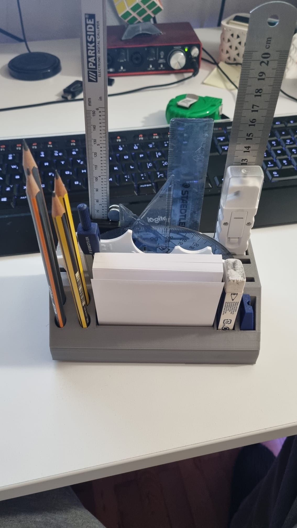 Desk organiser for geometric accessories
