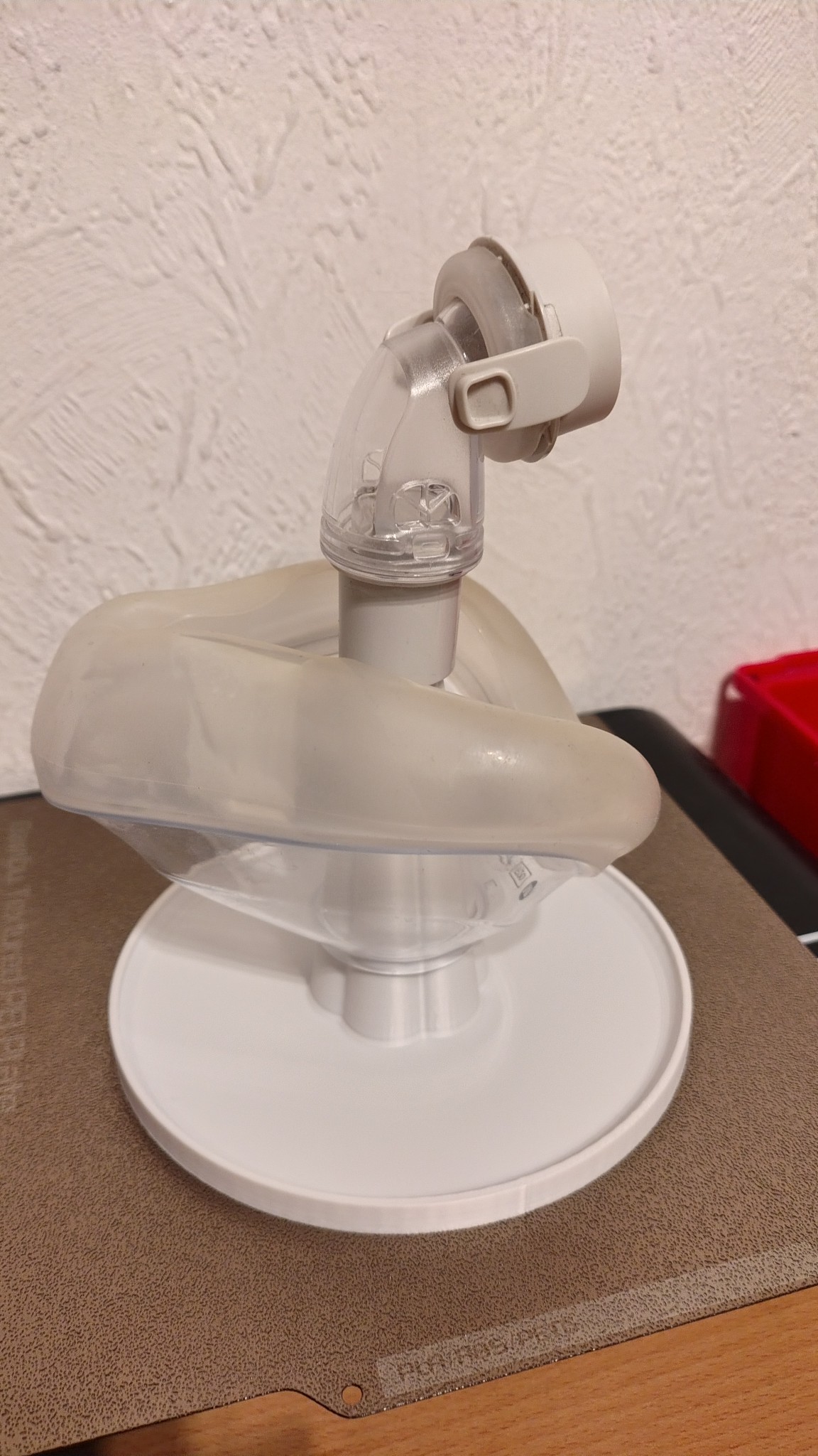 Holder for drying the CPAP mask and the elbow connector