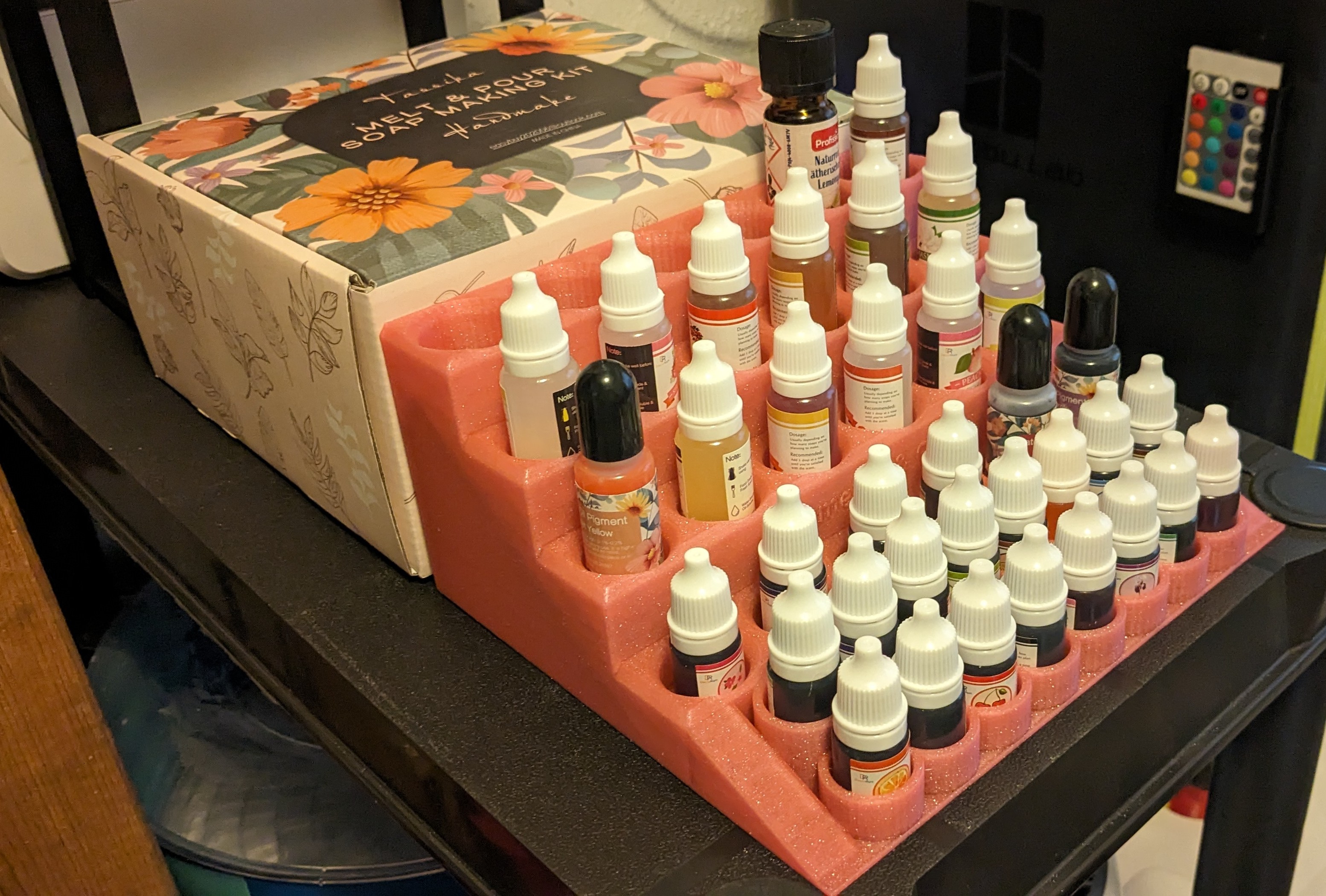 Lucynas Duftöl- und Pigment-Flaschen Rack ( oil rack & pigment rack )