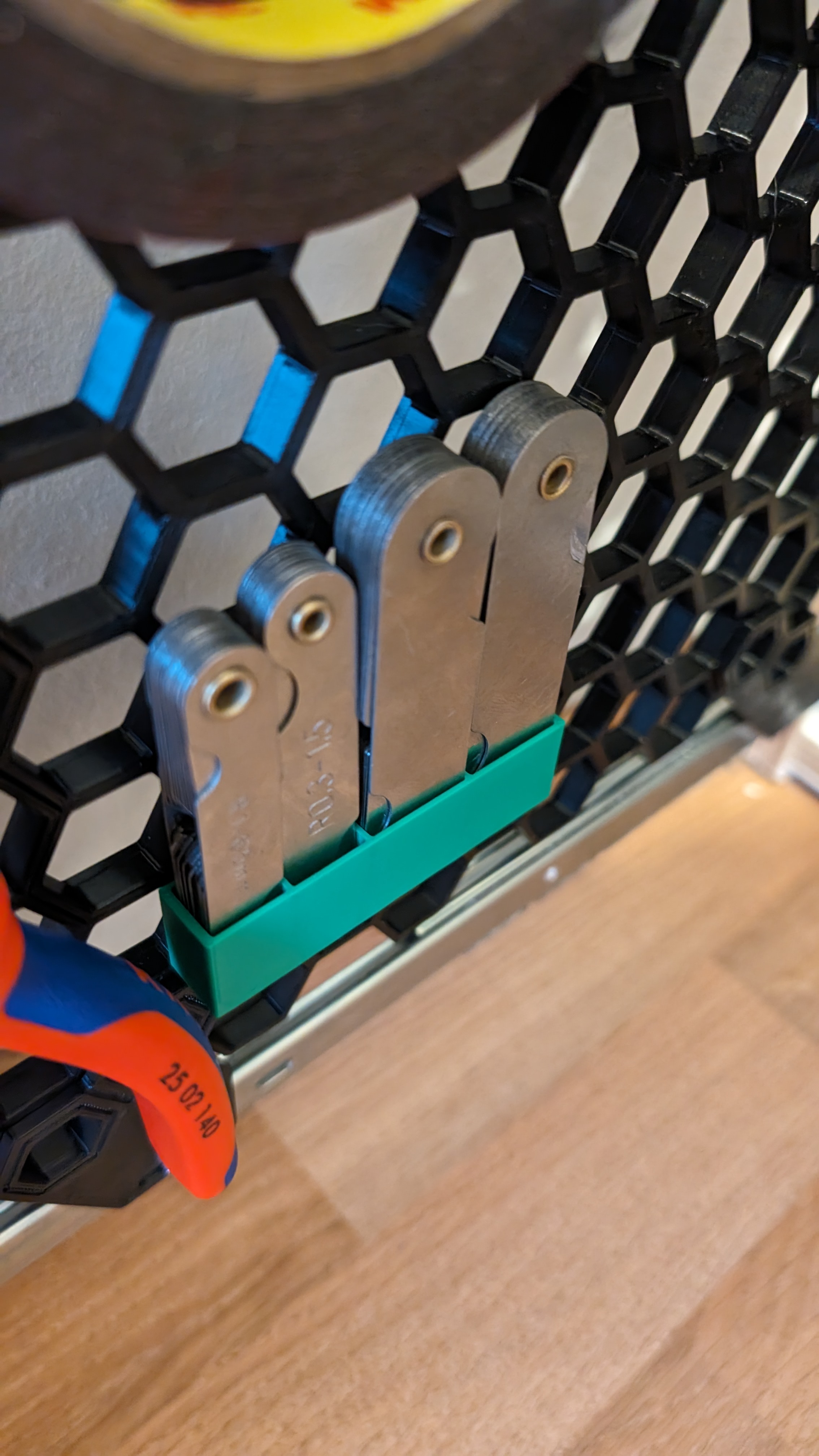 honeycomb holder for radius gauges