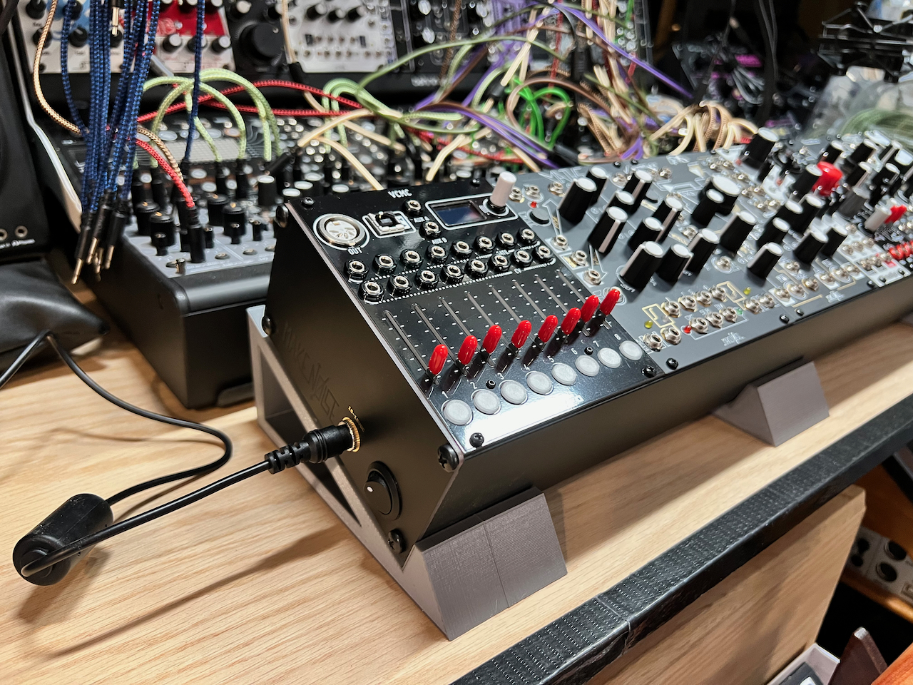 22 Degree Stand for Make Noise, Erica Synths, or other single row skiff/cases