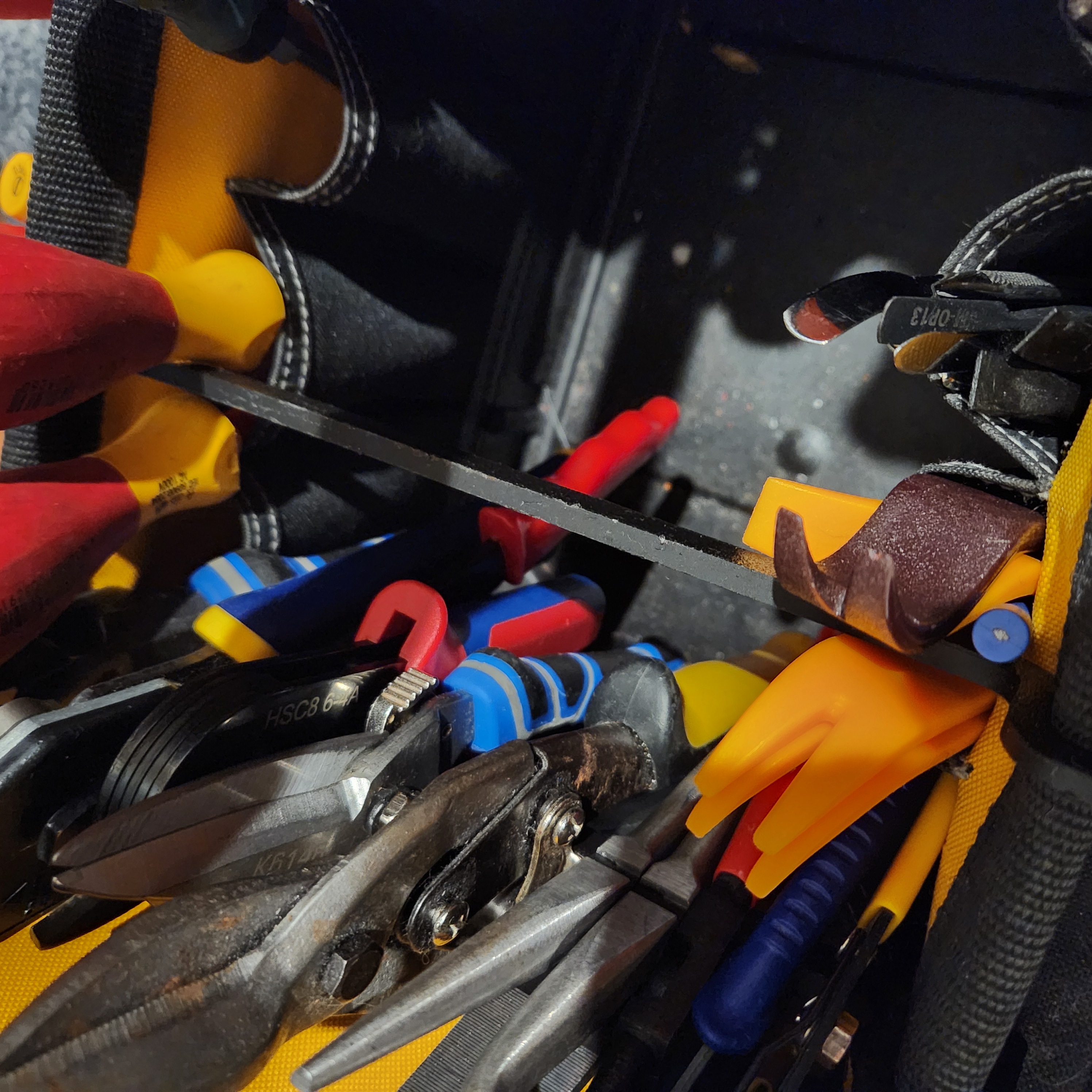 Hand tool hanger for dewalt tool bag