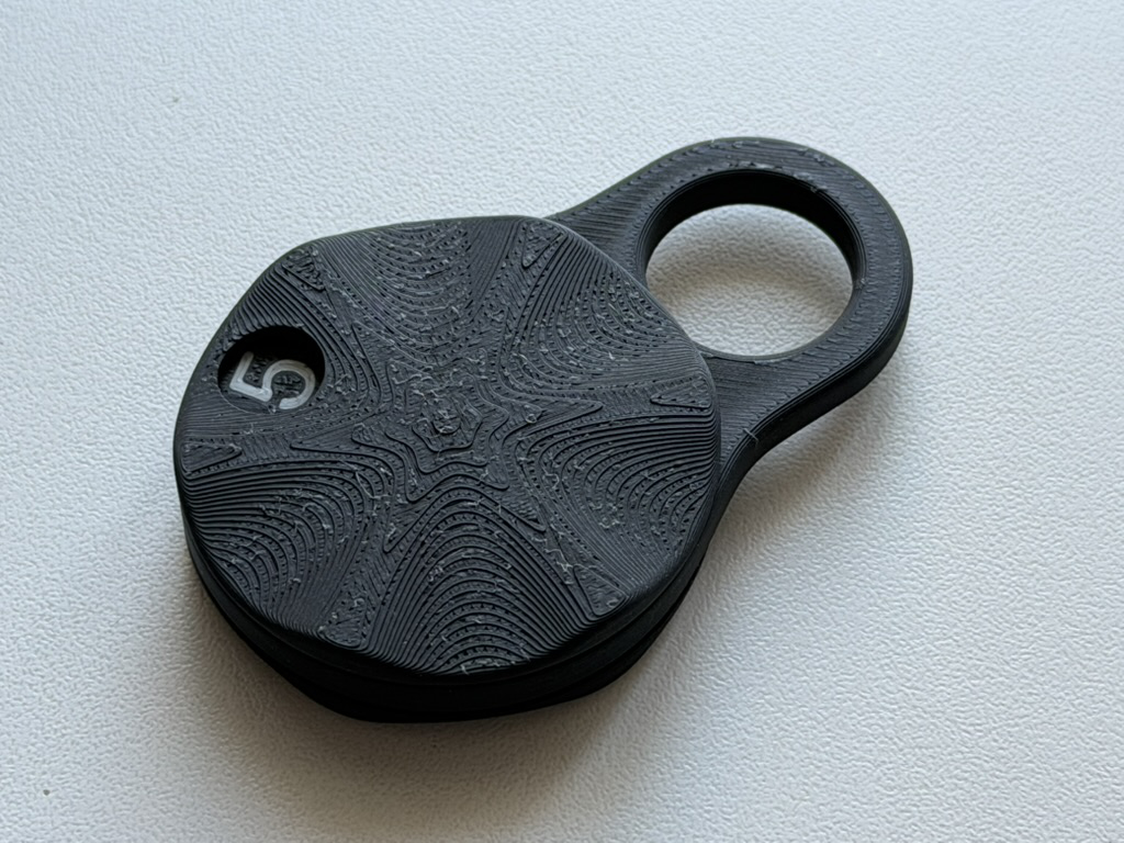 A fidget keychain that replaces a standard die d=45mm. Ergonomic design.