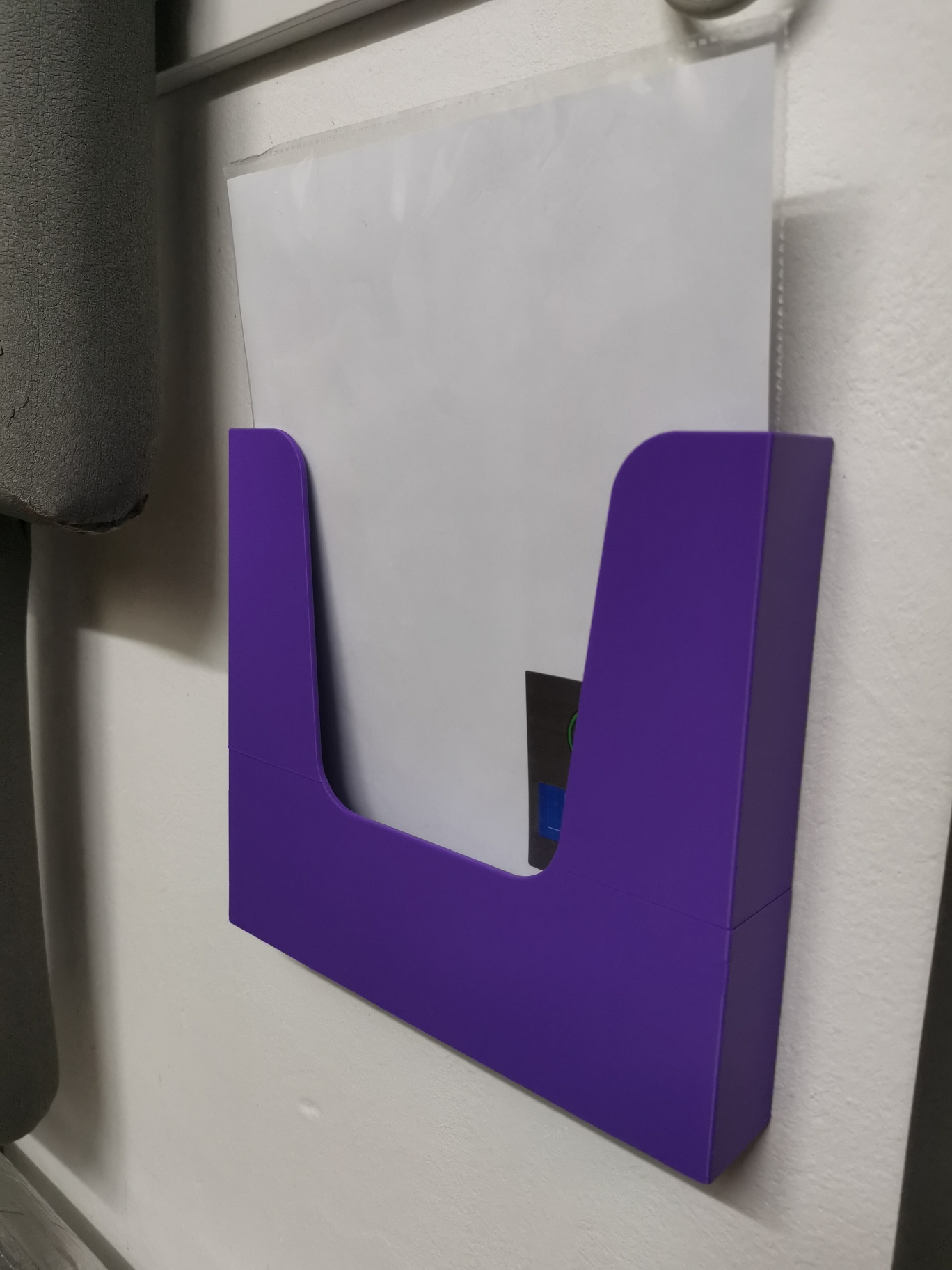 DIN A4 Wandprospekthalter mit Bohrlöchern (Wall brochure holder with drill holes)