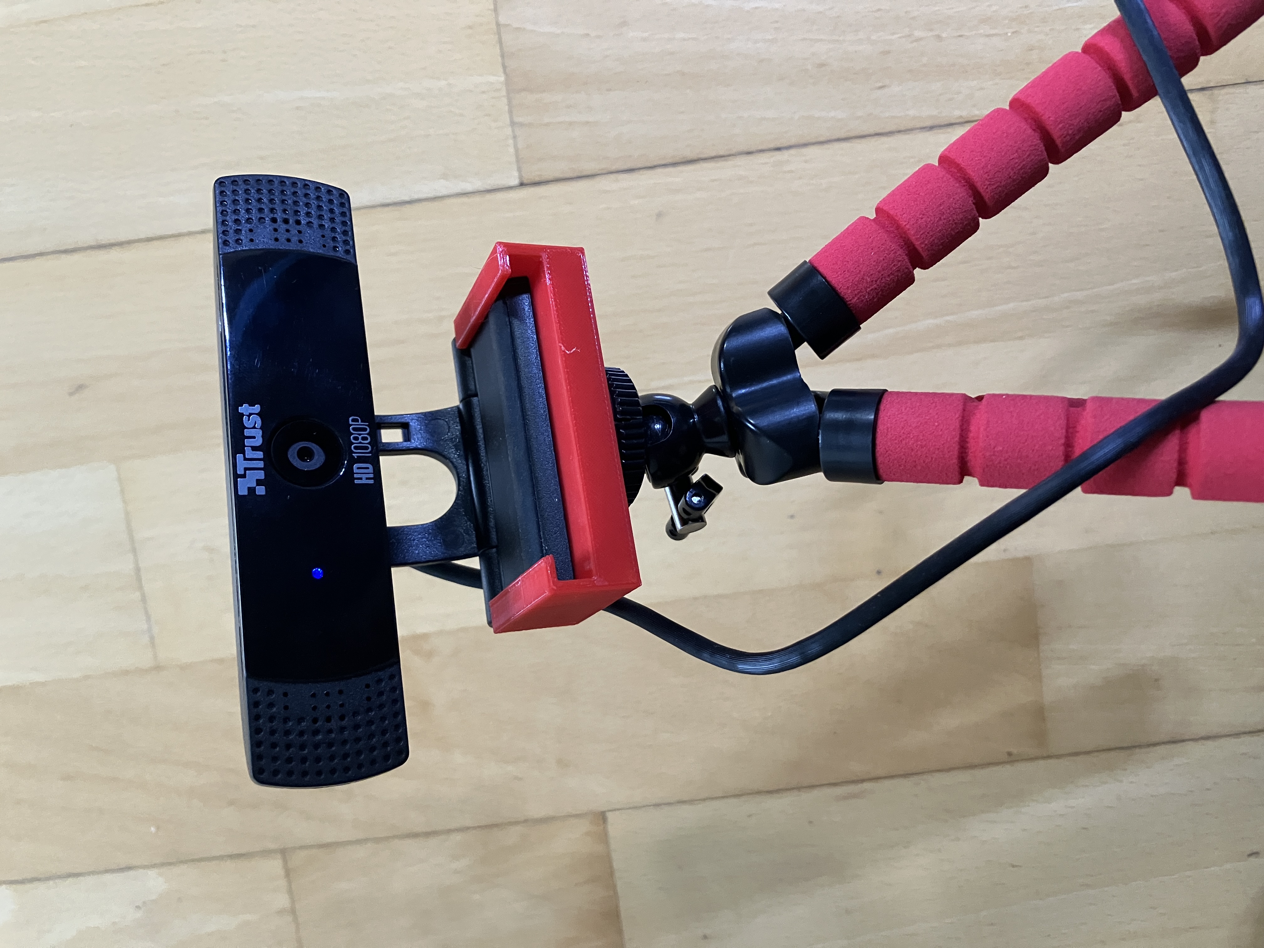 webcam tripod adapter for "TRUST 22397 GXT 1160 VERO" (f3d, 3mf)/ Webcam-Stativ-Adapter für "TRUST 22397 GXT 1160 VERO" (f3d, 3mf)