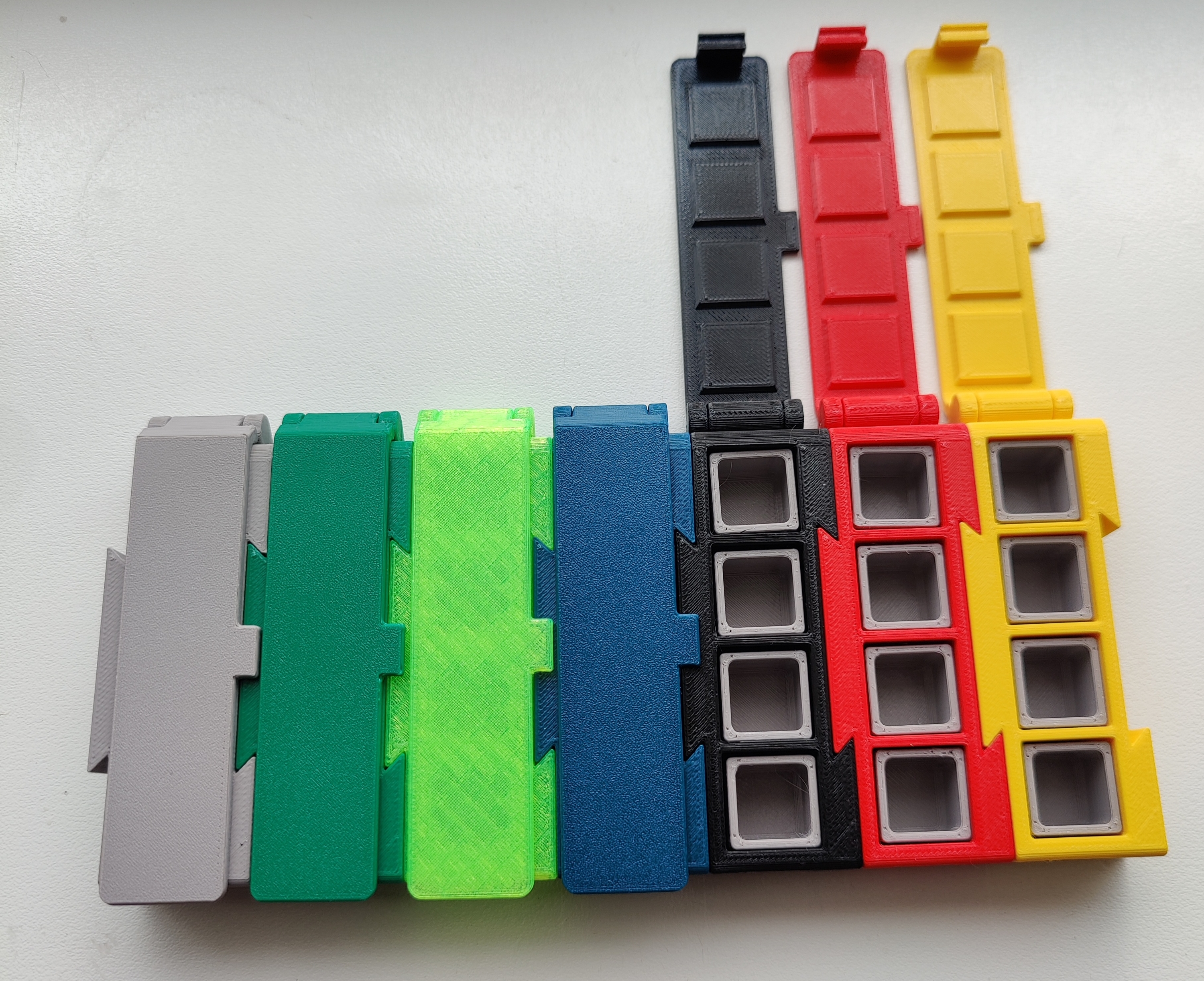 4 per day dovetail pill organizer with snap-on lid (print-in-place)/ 4 pro Tag Schwalbenschwanz-Pillen-Organizer mit Schnappdeckel (Print-in-Place)