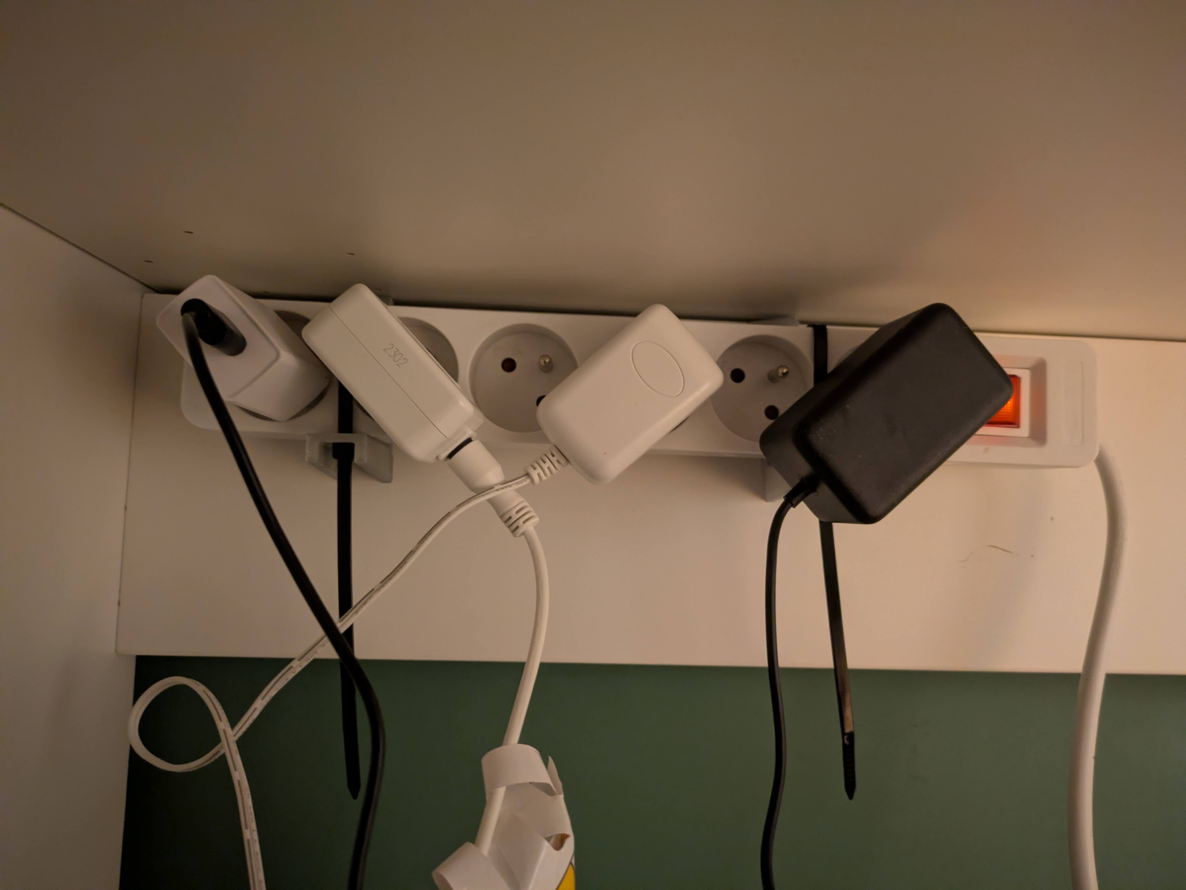 Universal powerstrip Mount with zip ties / Support de multiprise universel avec serre cables