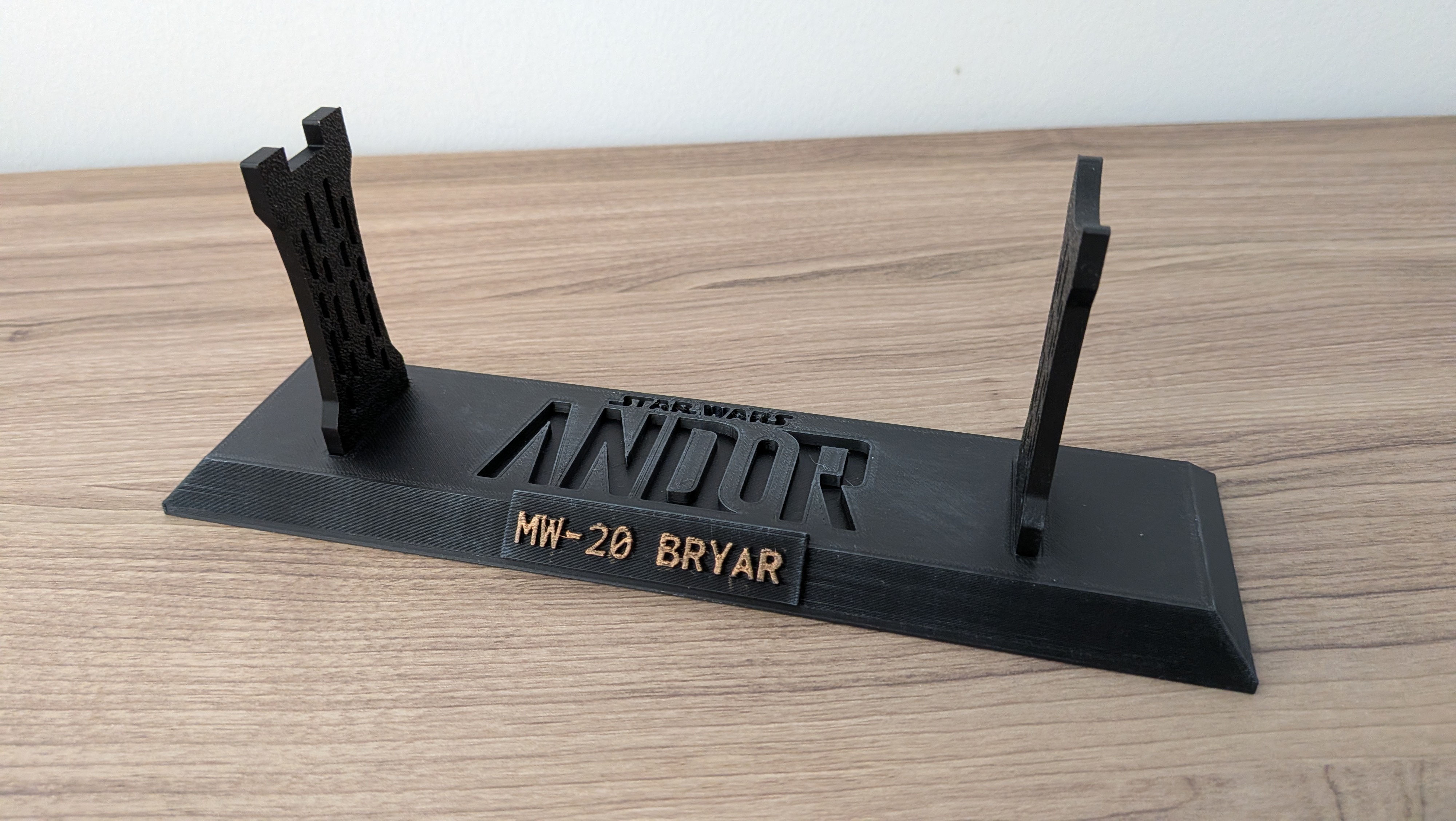 MW-20 Bryar Pistol Display Stand - Cassian Andor