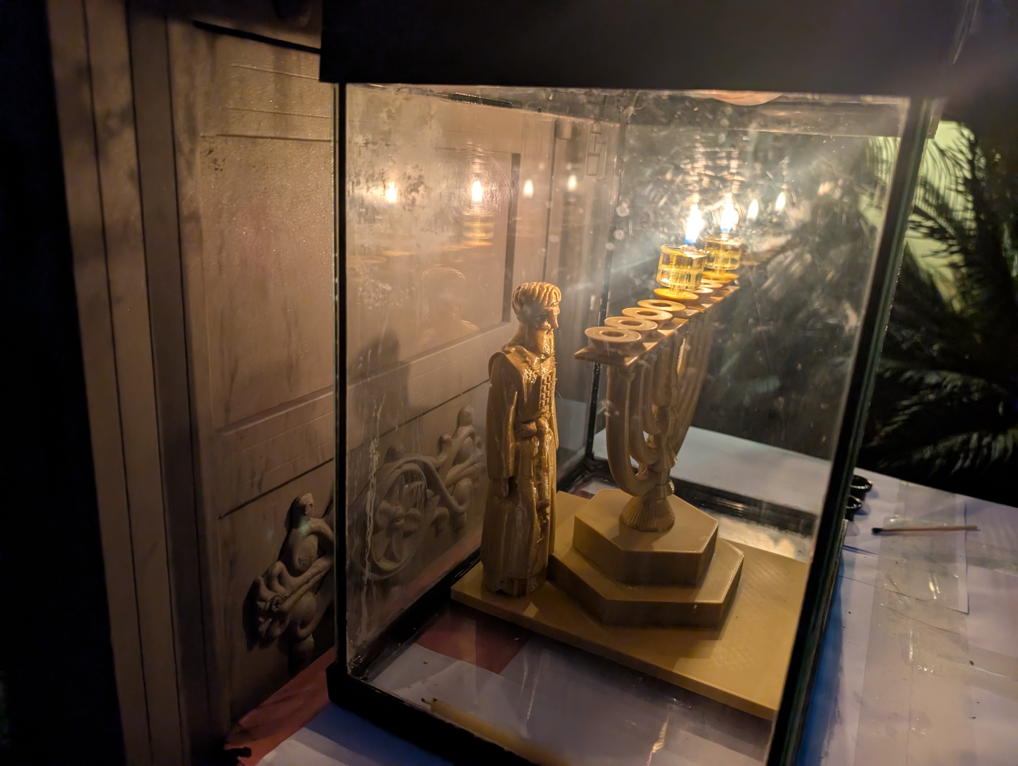 Chanukiah is based on the structure of the Menorah in the Temple on the Arch of Triumph in Rome - חנוכיה (חנוכה) מבוססת על מבנה המנורה בבית המקדש שעל שער הניצחון ברומא ימ"ש