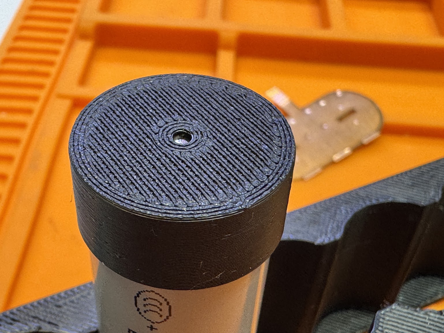Center-marking tool for 21700 batteries. Helps align for welding or insulators. Fast, precise, and easy to use.