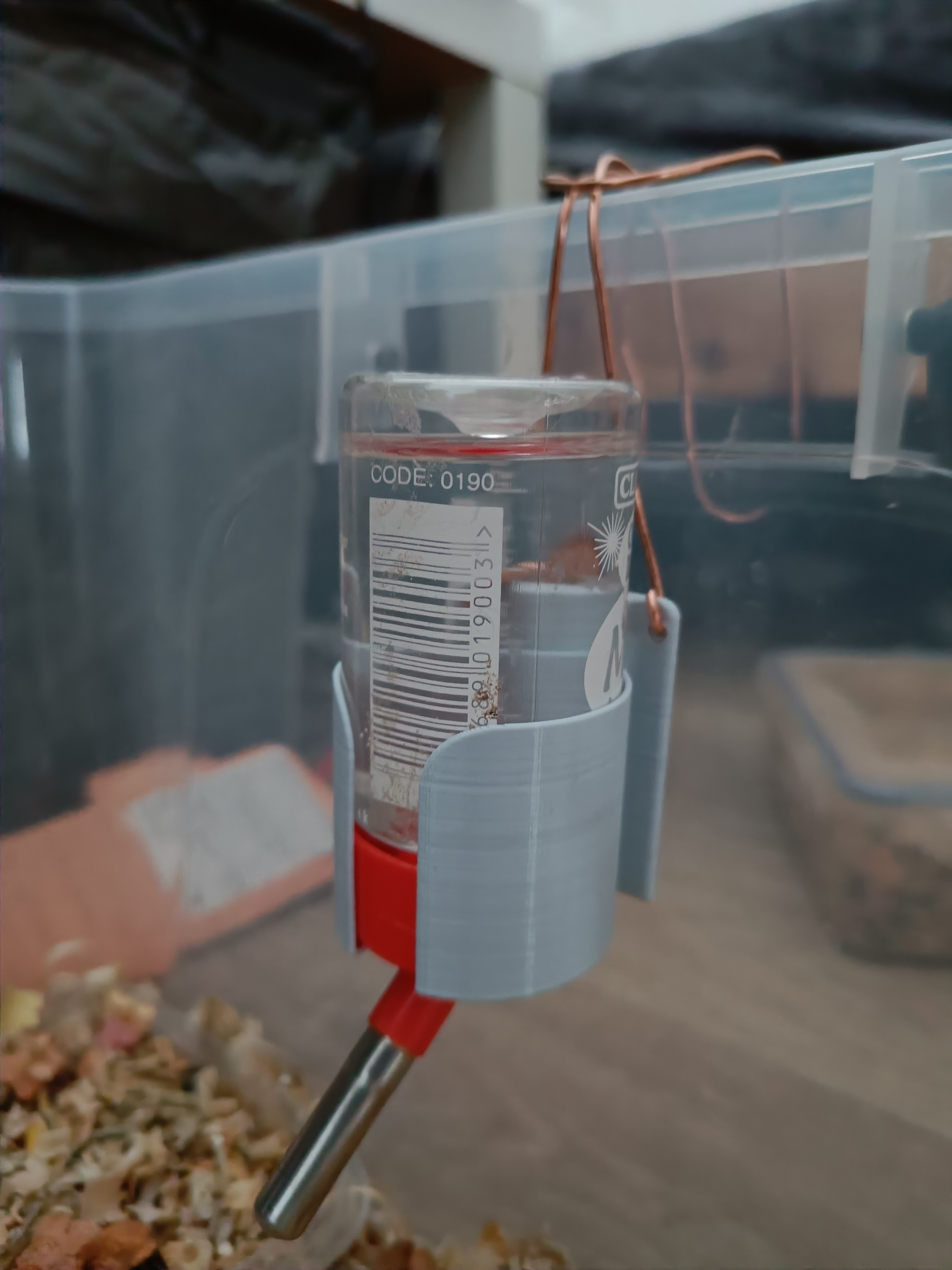 Hamster water bottle holder, Držák na flašku pro křečka