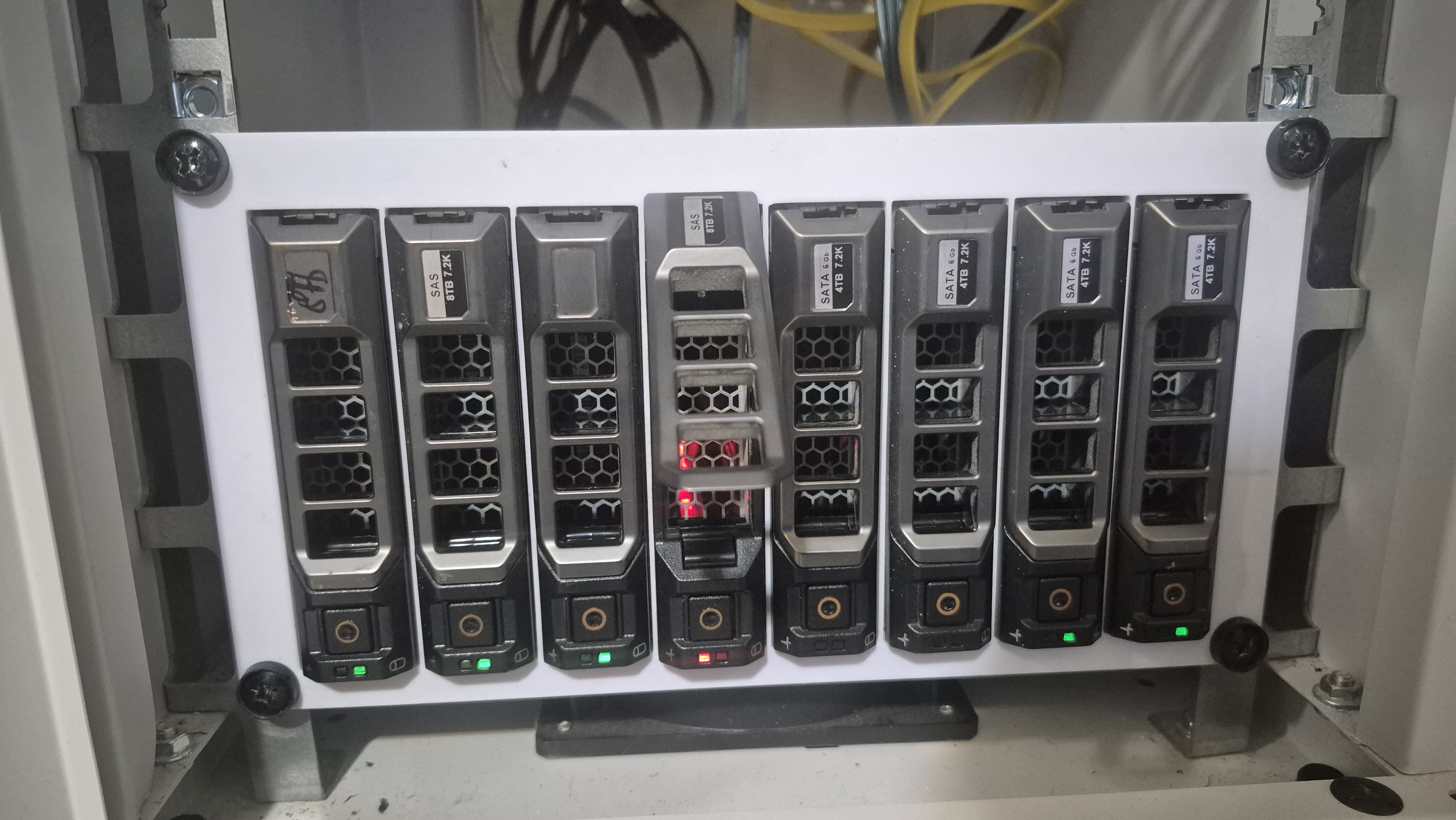 10" Mini Rack NAS 8× HDD Holder with Drive Activity LEDs