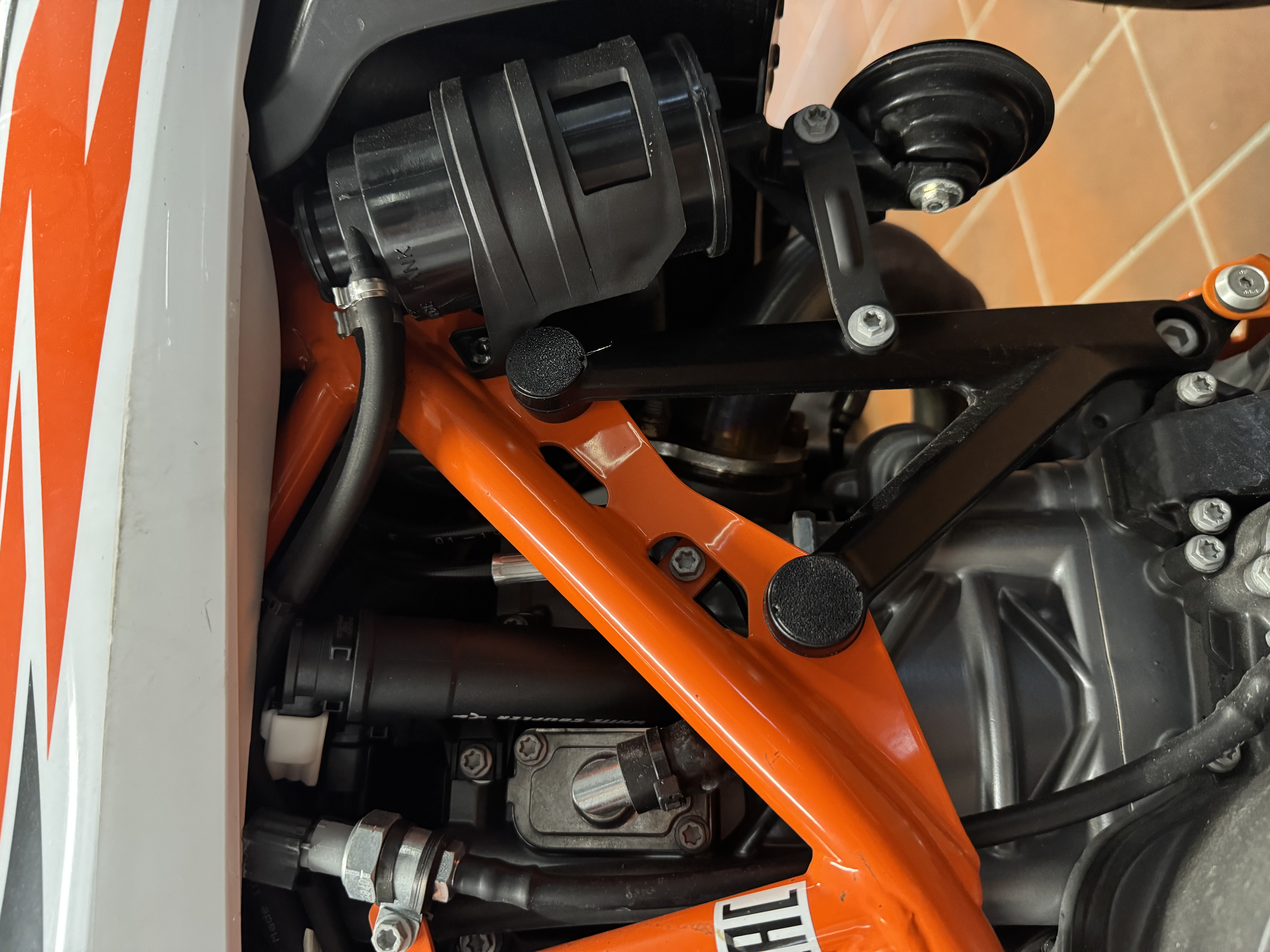 KTM SMCR 690 Stopfen Kuehlerhalter