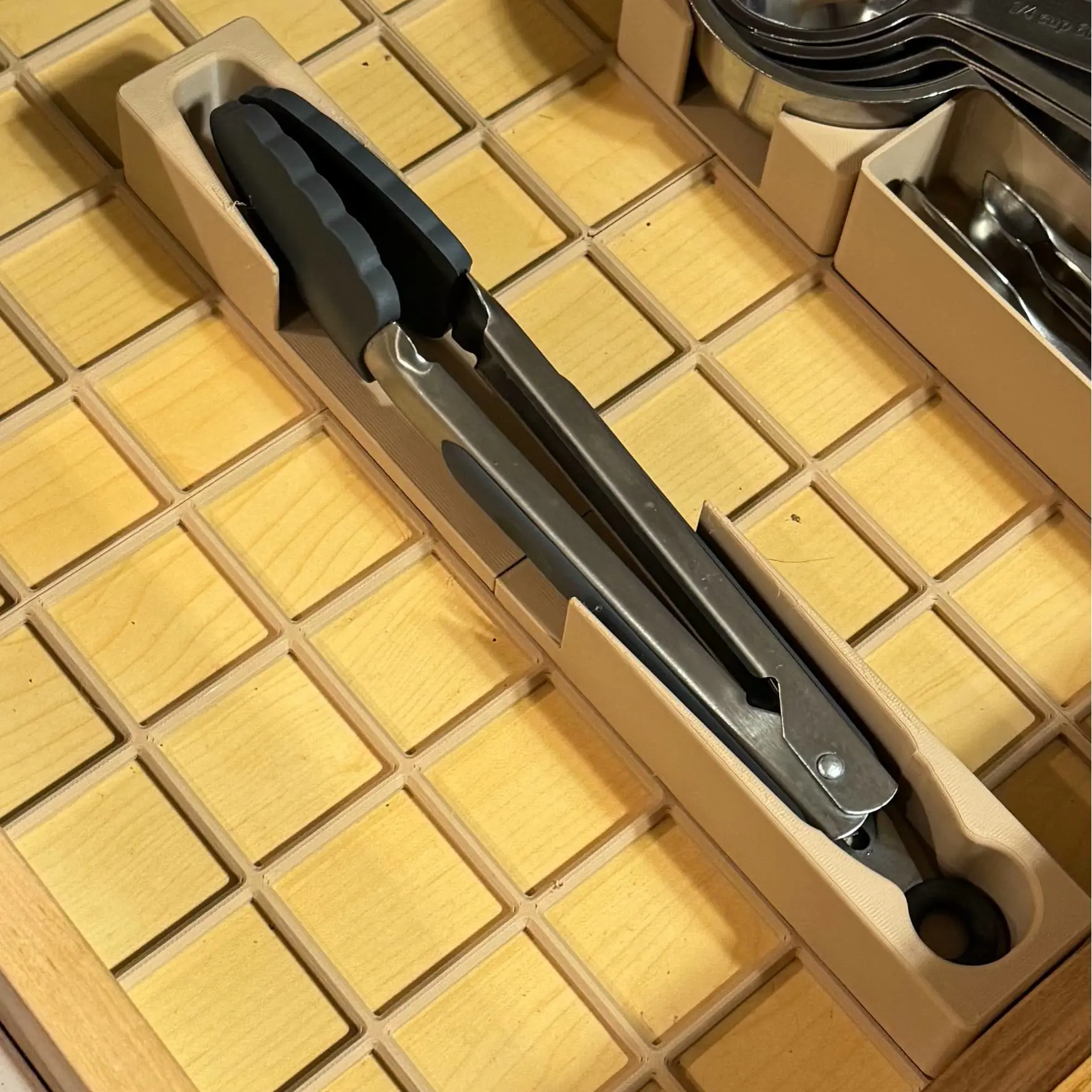 Gridfinity Tongs Holder - 7 x 1