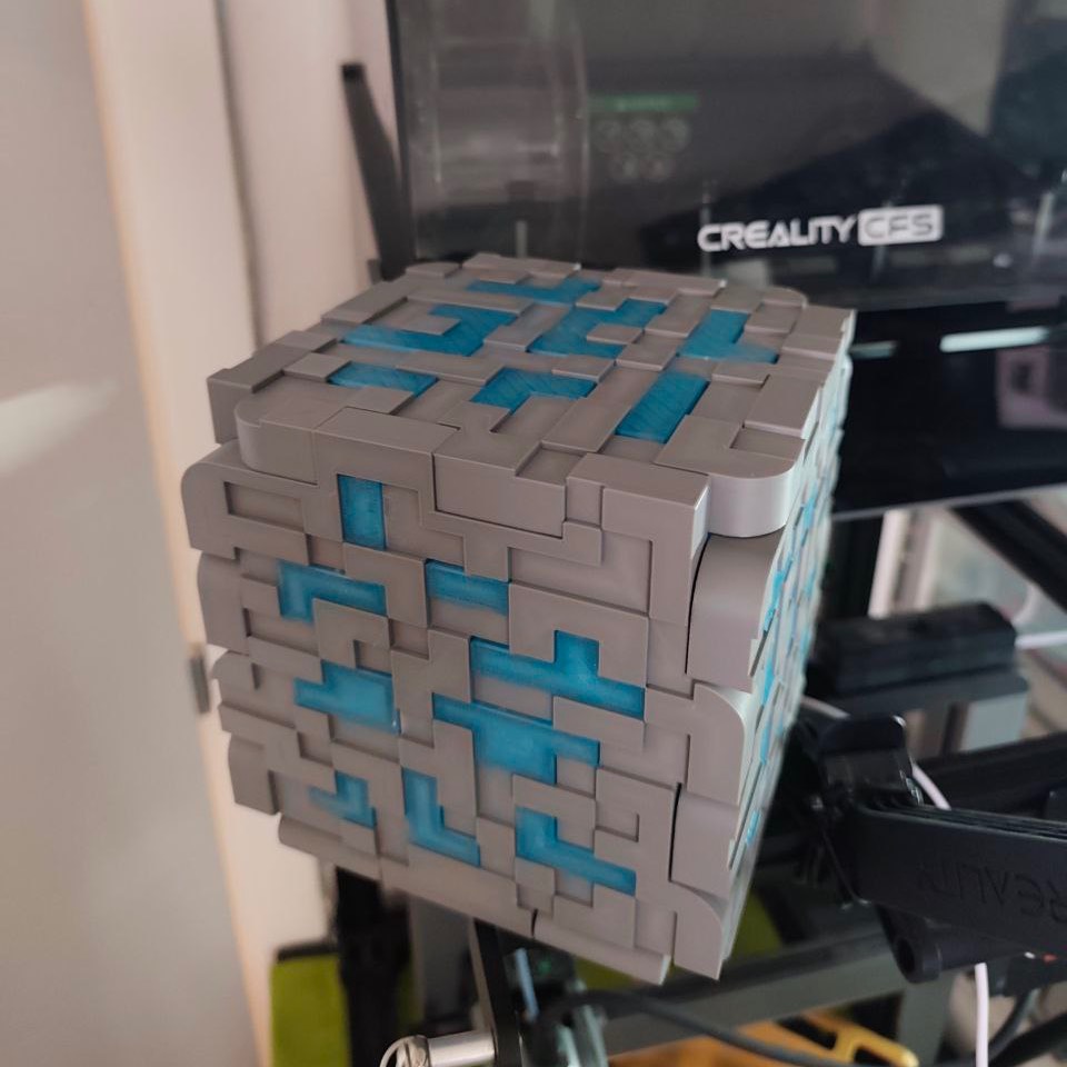 LAMP - Minecraft Illuminating Diamond Cube Replica
