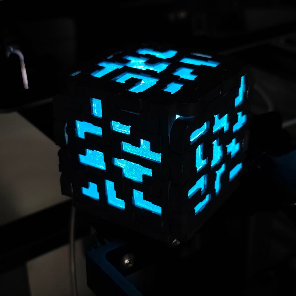 Minecraft - Illuminating Diamond Ore Cube - Replica